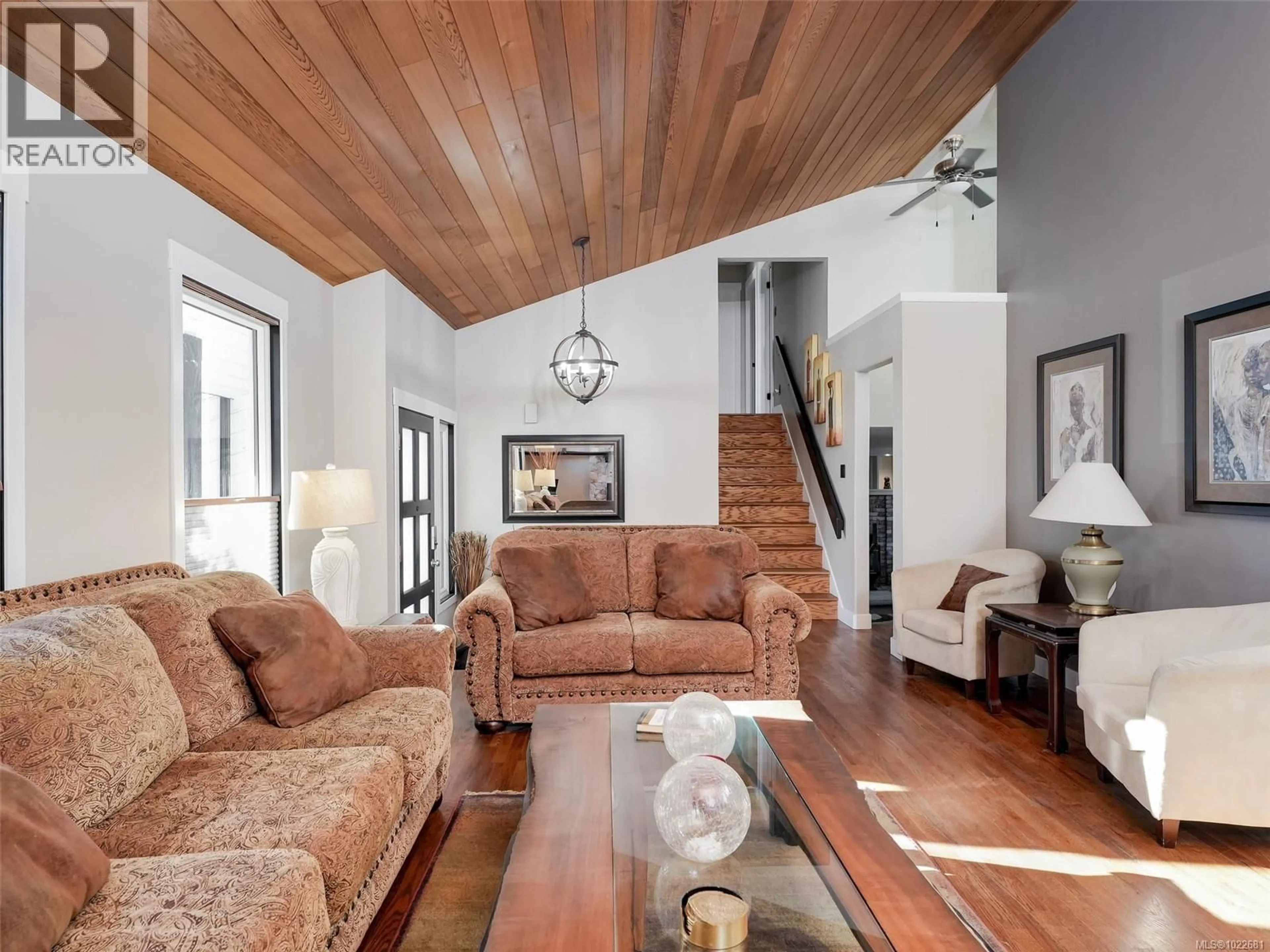 Living room with furniture, wood/laminate floor for 727 PASKIN WAY, Saanich British Columbia V8Z6N4