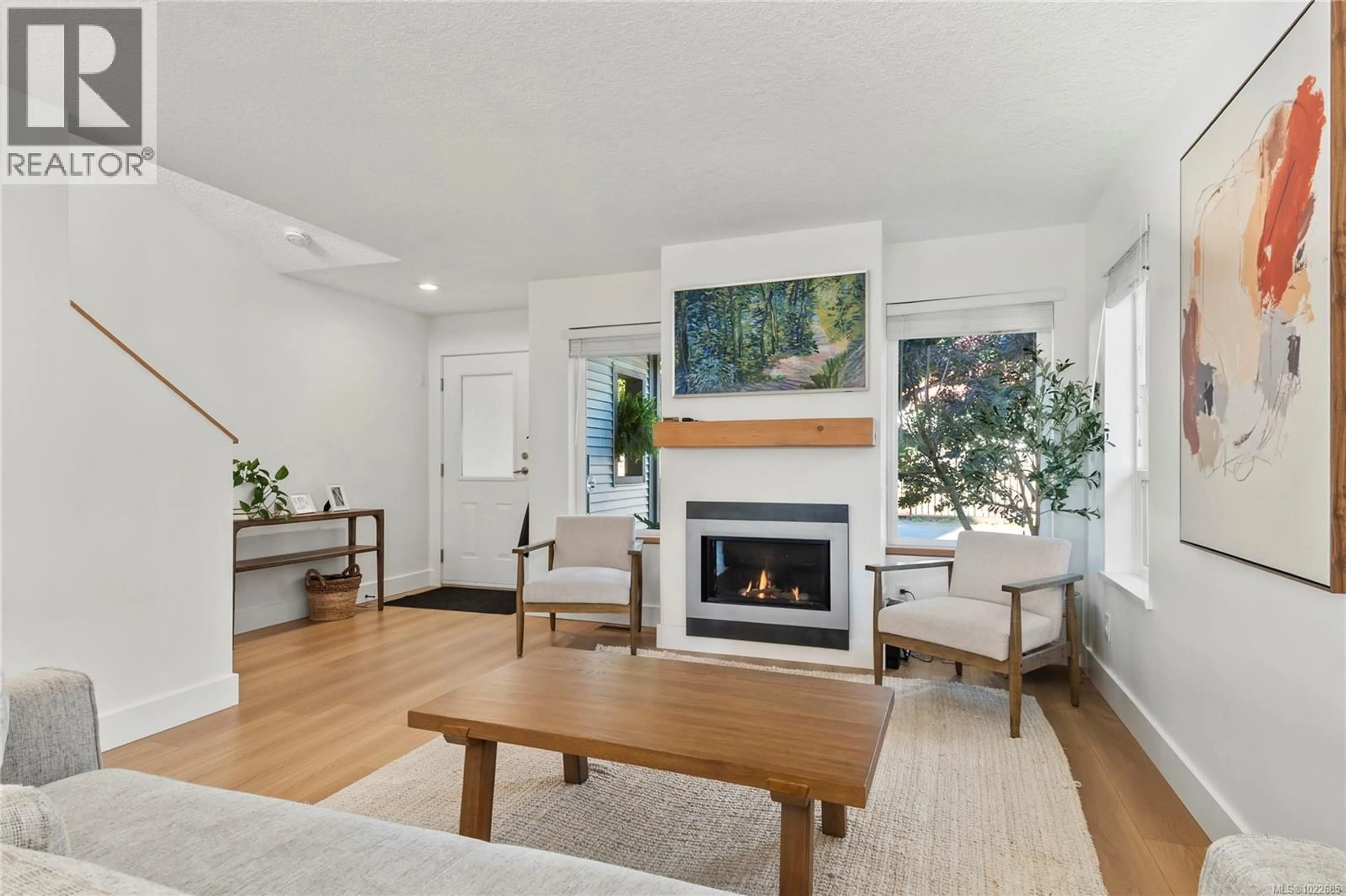 Living room with furniture, wood/laminate floor for 5 - 91 DAHL ROAD, Campbell River British Columbia V9W1T4