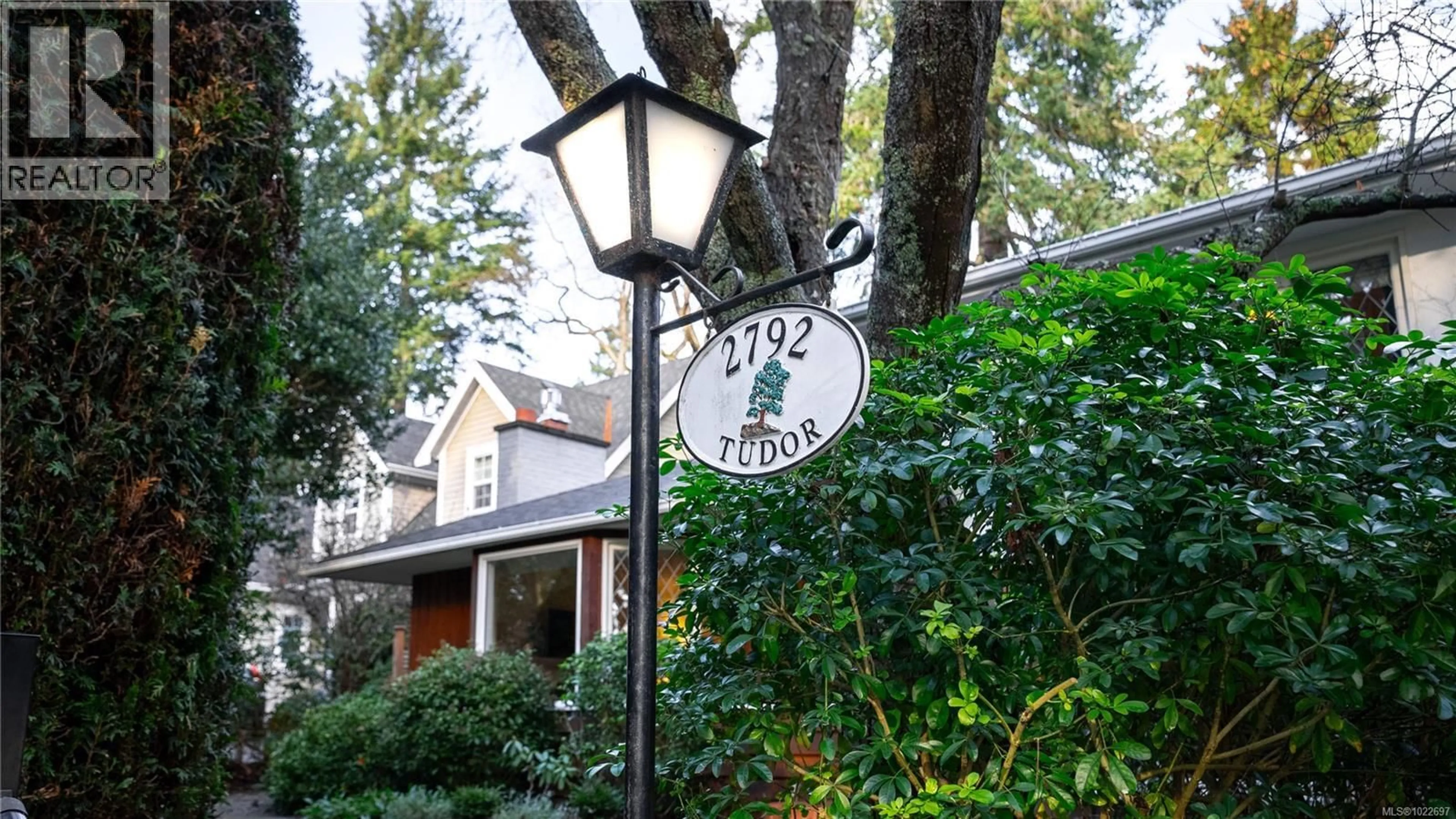 Patio, street for 2792 TUDOR AVENUE, Saanich British Columbia V8N1L7