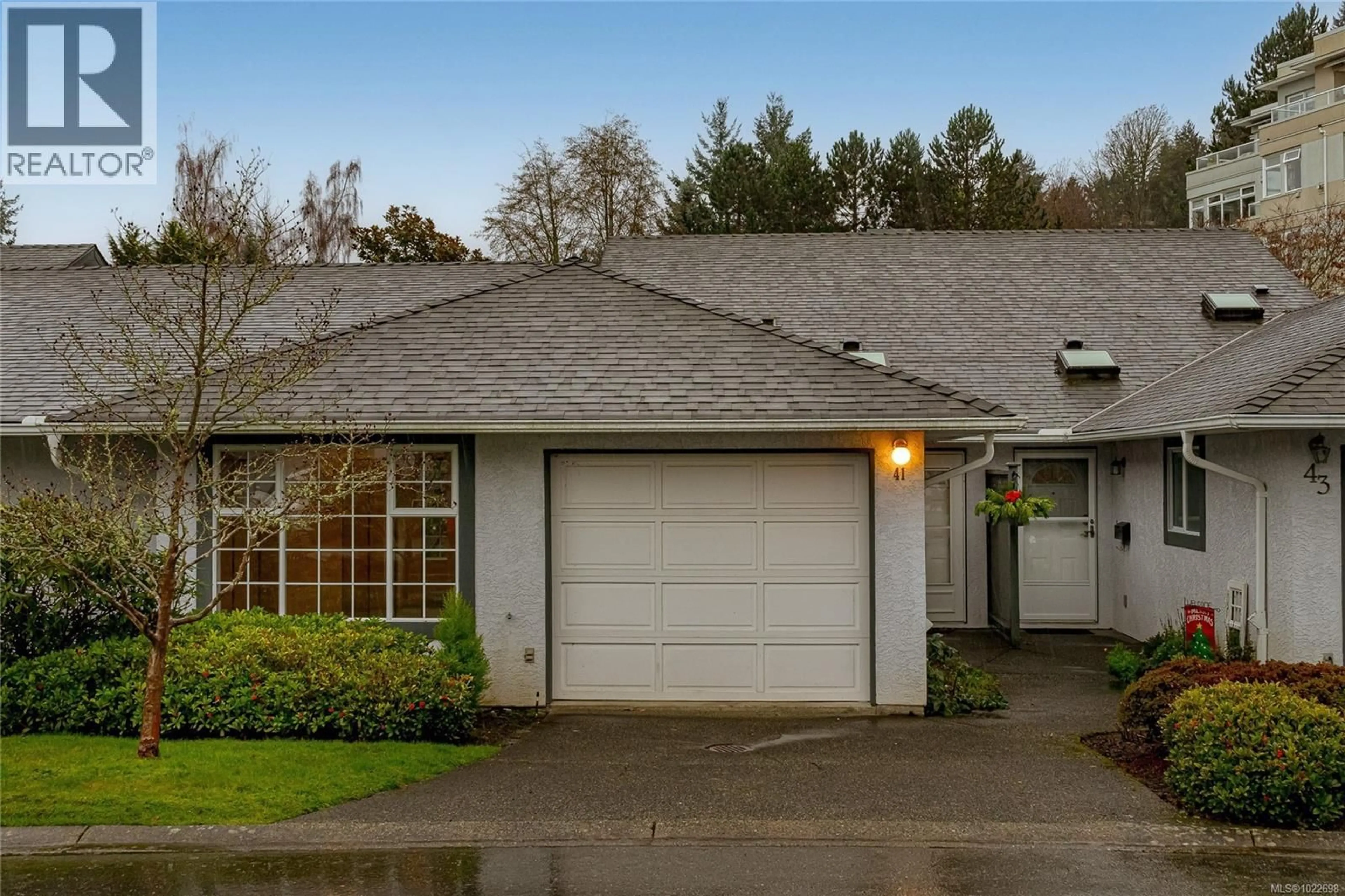 Home with vinyl exterior material, street for 41 - 5110 CORDOVA BAY ROAD, Saanich British Columbia V8Y2K5