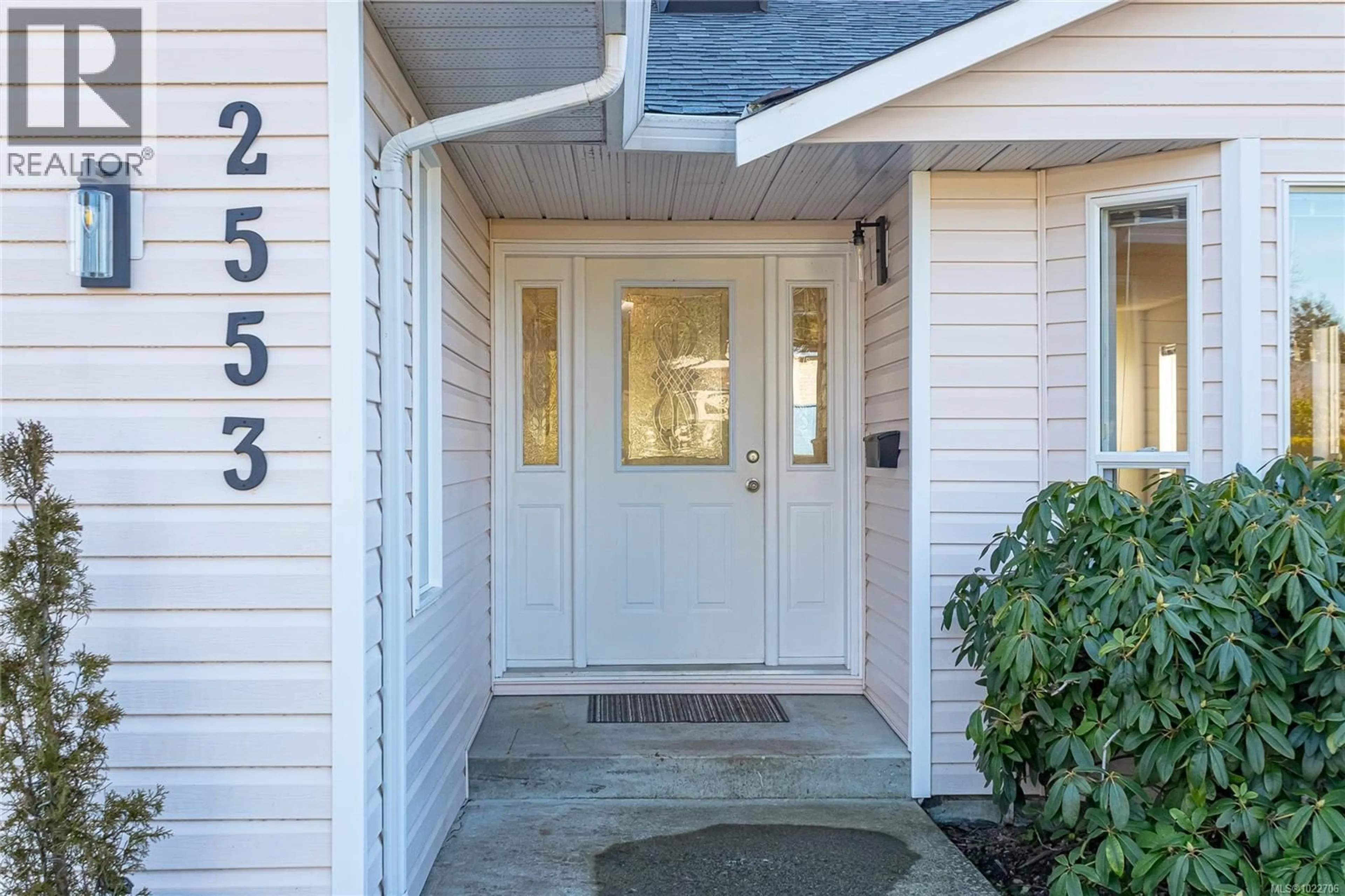 Indoor entryway for 2553 ROSSTOWN ROAD, Nanaimo British Columbia V9T3R9