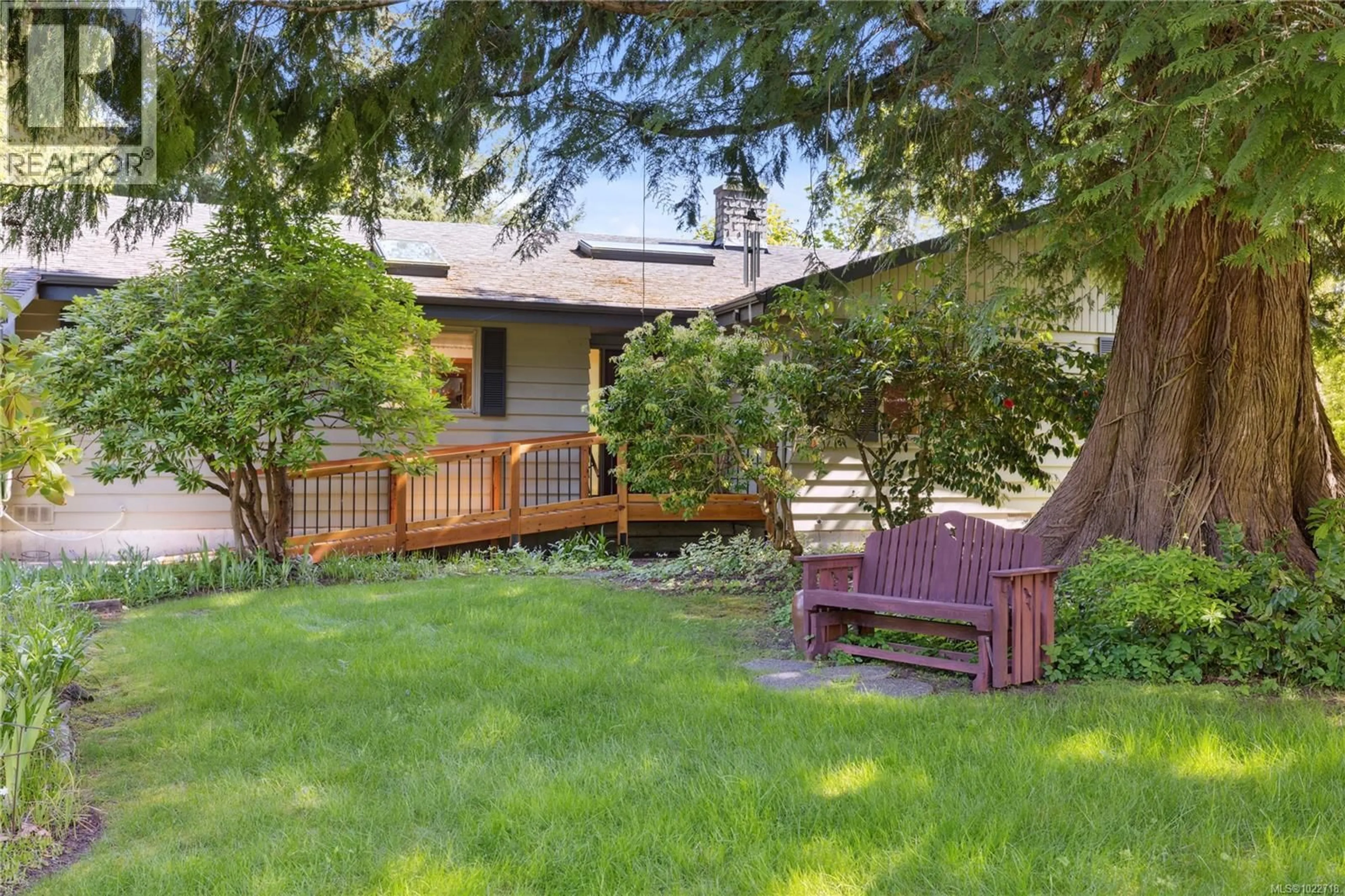 Patio, street for 651 BELYEA ROAD, Qualicum Beach British Columbia V9K1H4