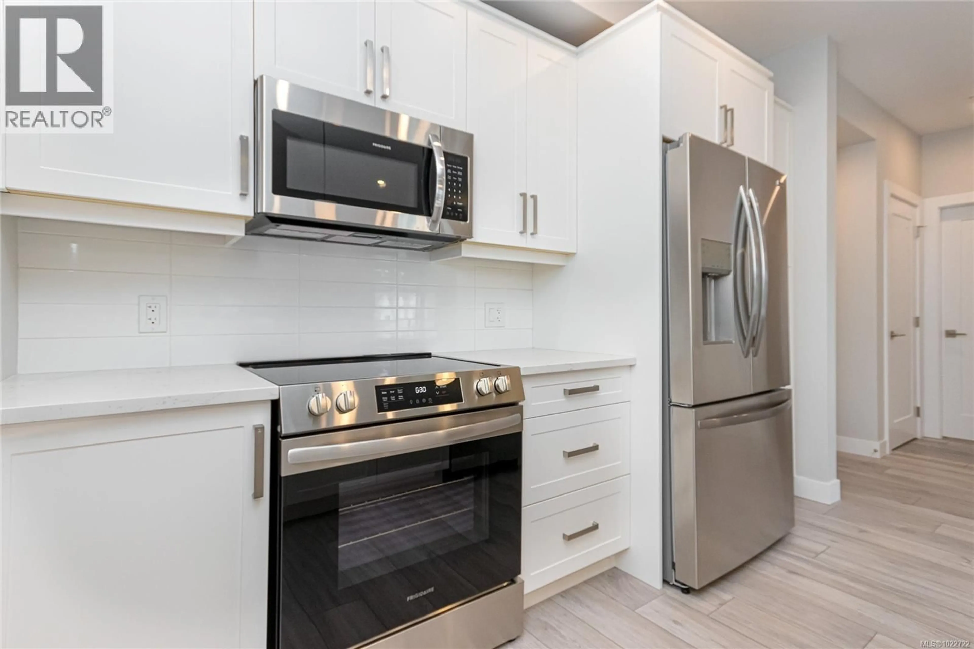 Standard kitchen, ceramic/tile floor for 305 - 924 JENKINS AVENUE, Langford British Columbia V9B2N7