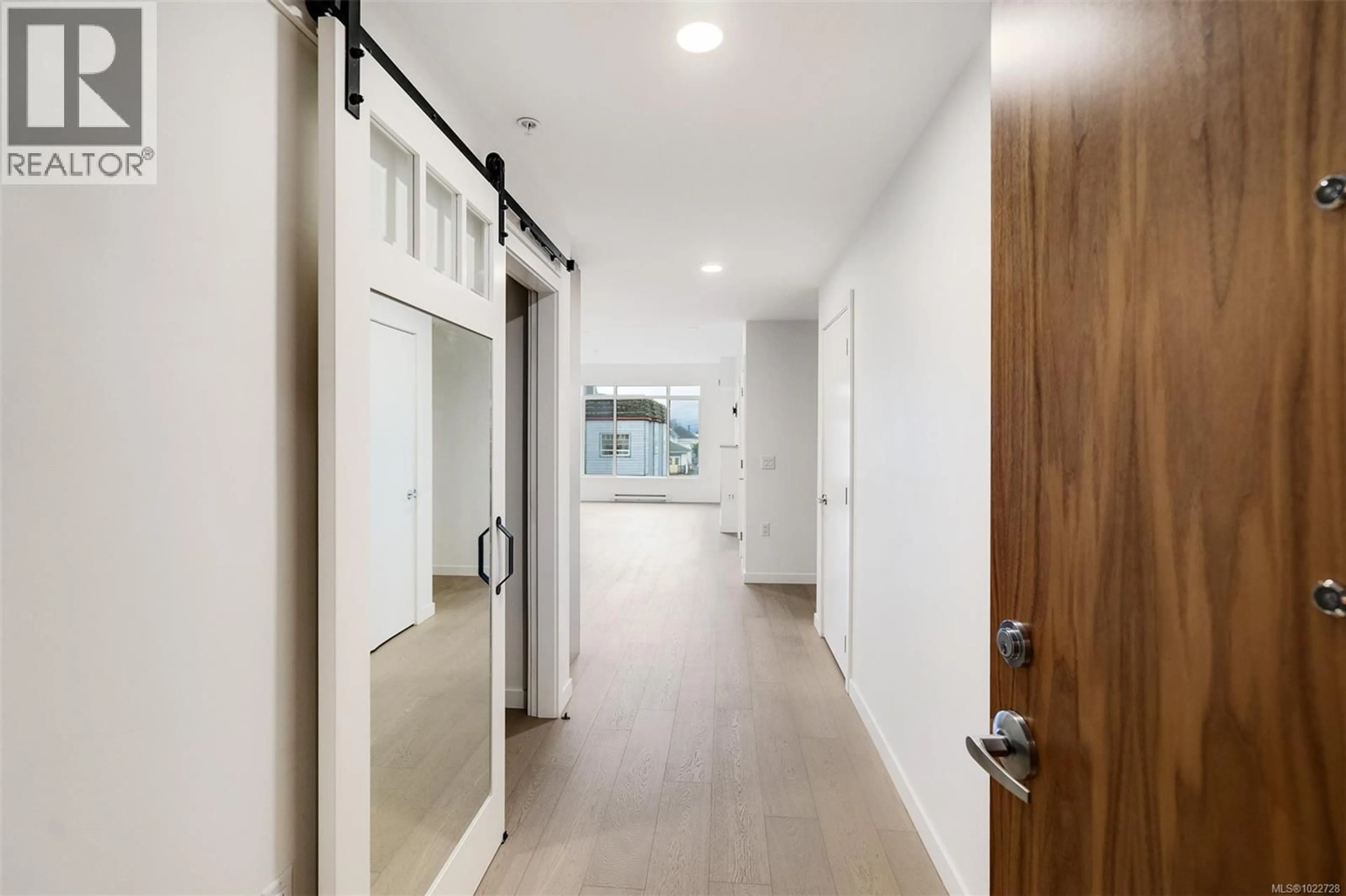 Indoor entryway for 302 - 9775 FOURTH STREET, Sidney British Columbia V8L2Z8