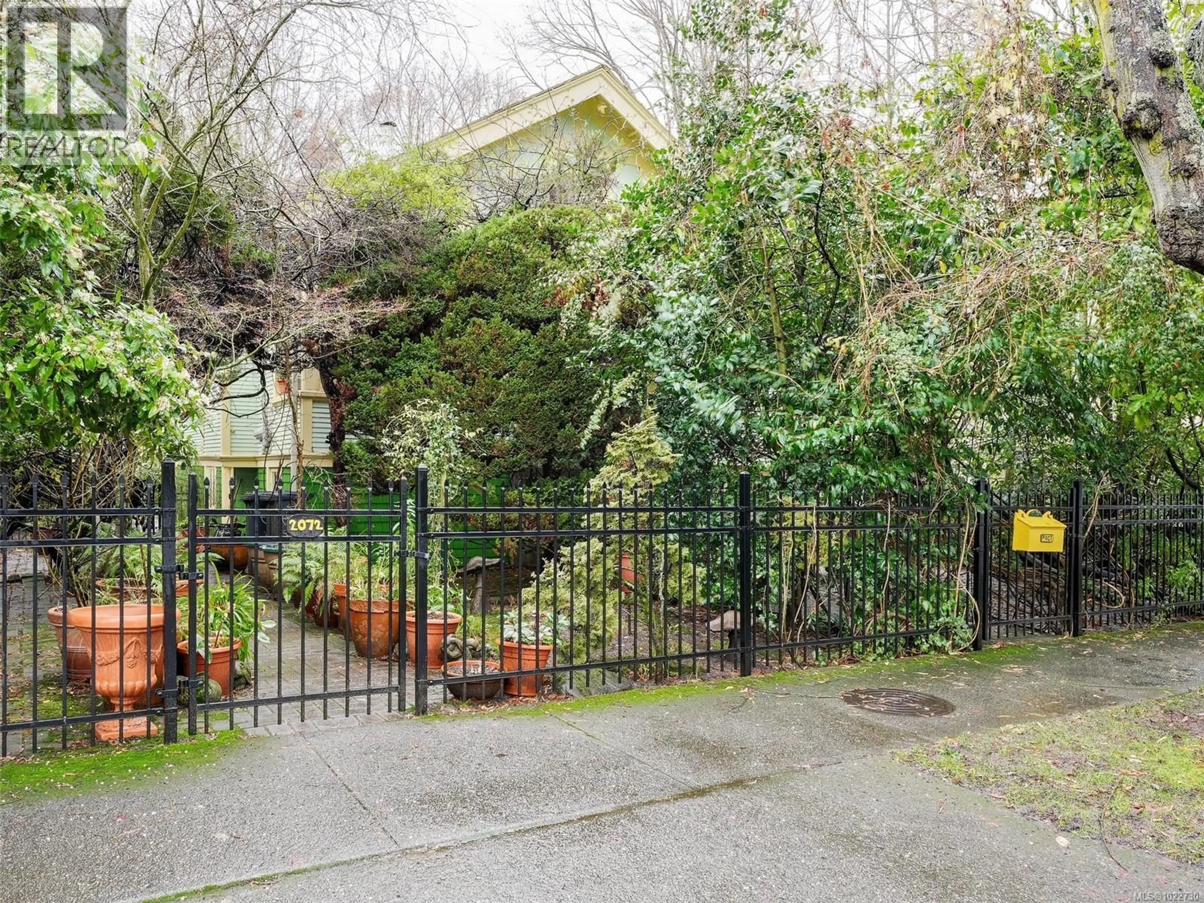 A pic from outside/outdoor area/front of a property/back of a property/a pic from drone, street for 2072 CHAUCER STREET, Oak Bay British Columbia V8R1H7