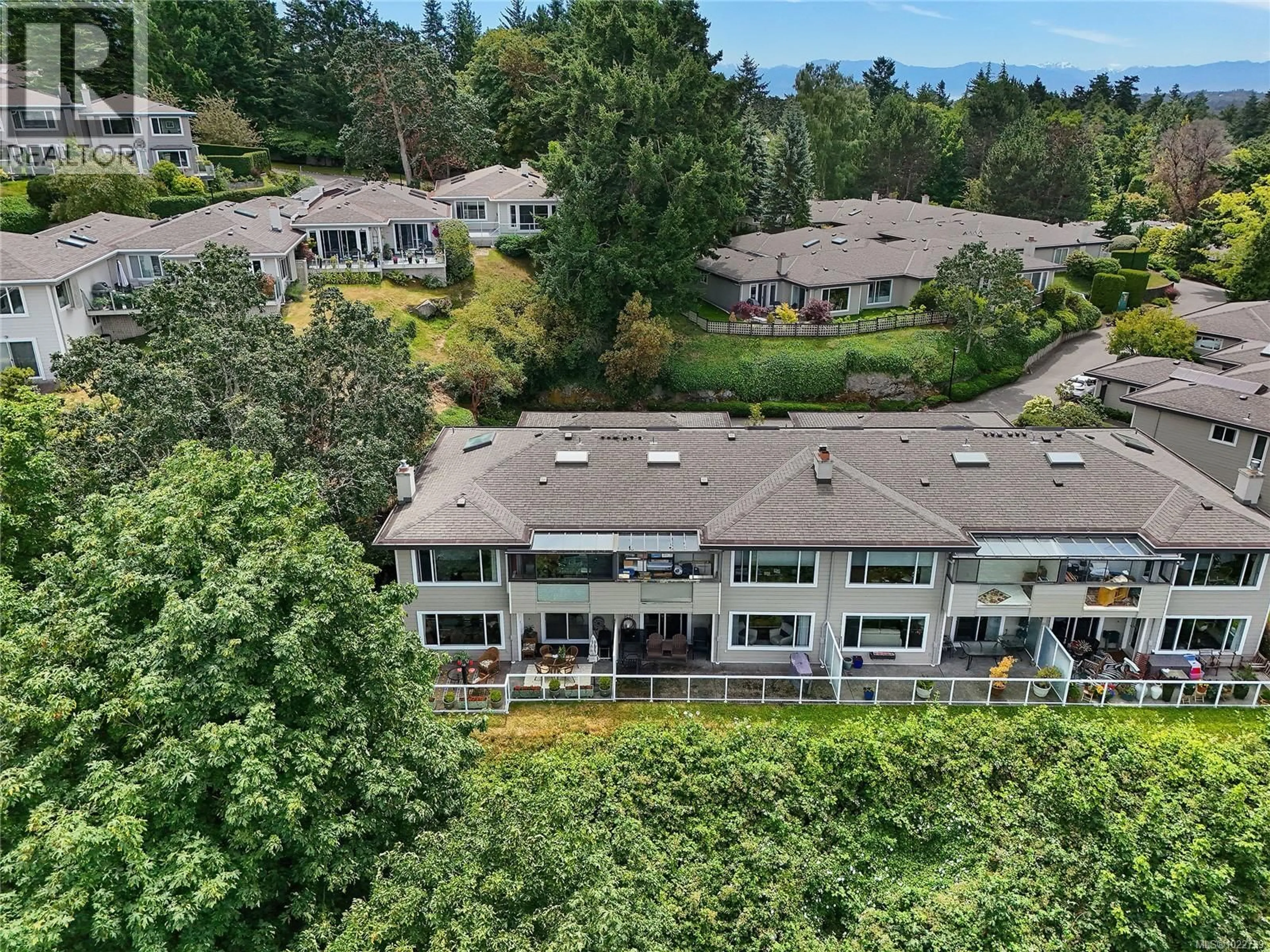 A pic from outside/outdoor area/front of a property/back of a property/a pic from drone, unknown for 913 - 2829 ARBUTUS ROAD, Saanich British Columbia V8N5X5