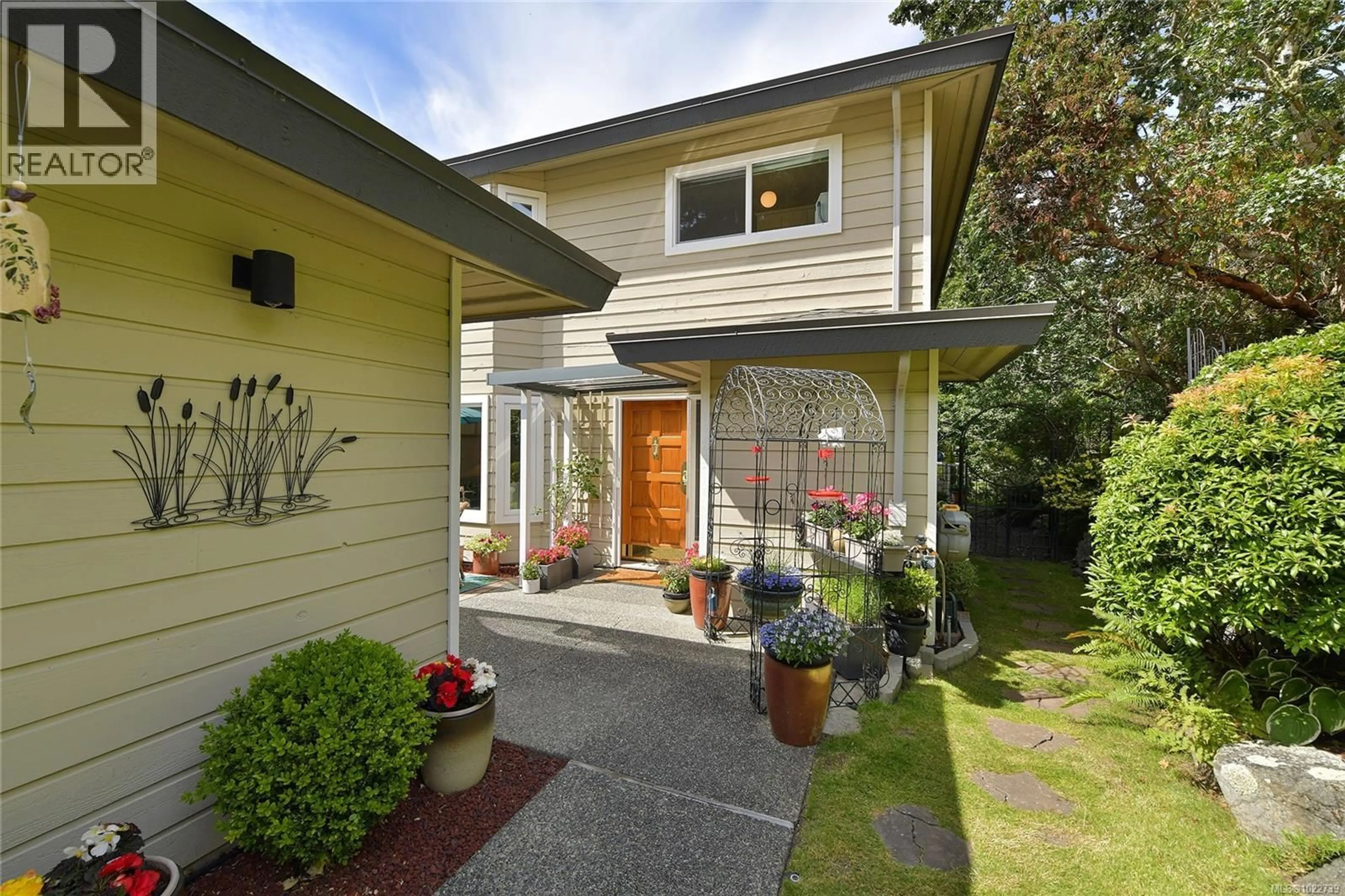Home with vinyl exterior material, street for 913 - 2829 ARBUTUS ROAD, Saanich British Columbia V8N5X5
