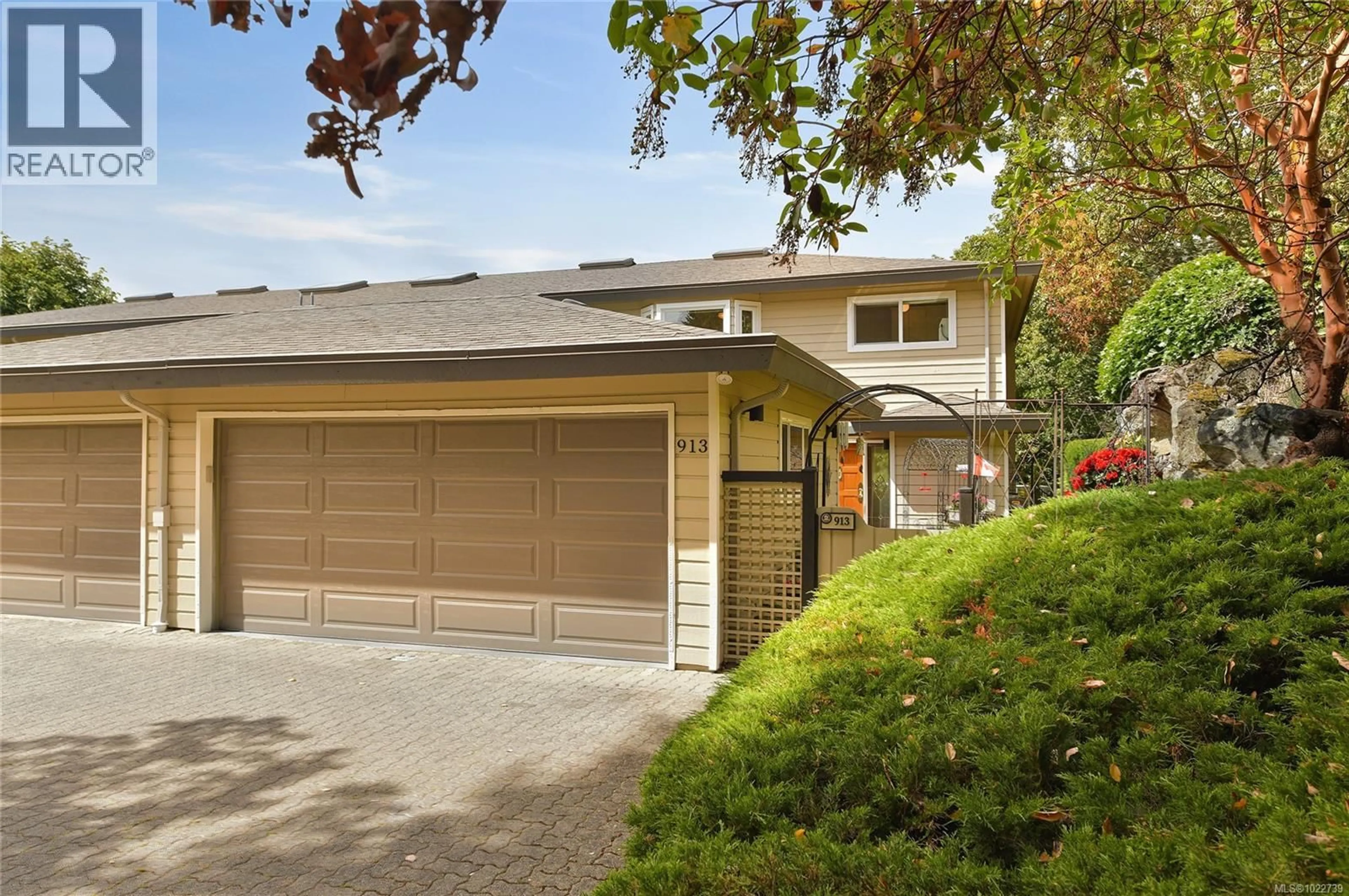 Unknown for 913 - 2829 ARBUTUS ROAD, Saanich British Columbia V8N5X5