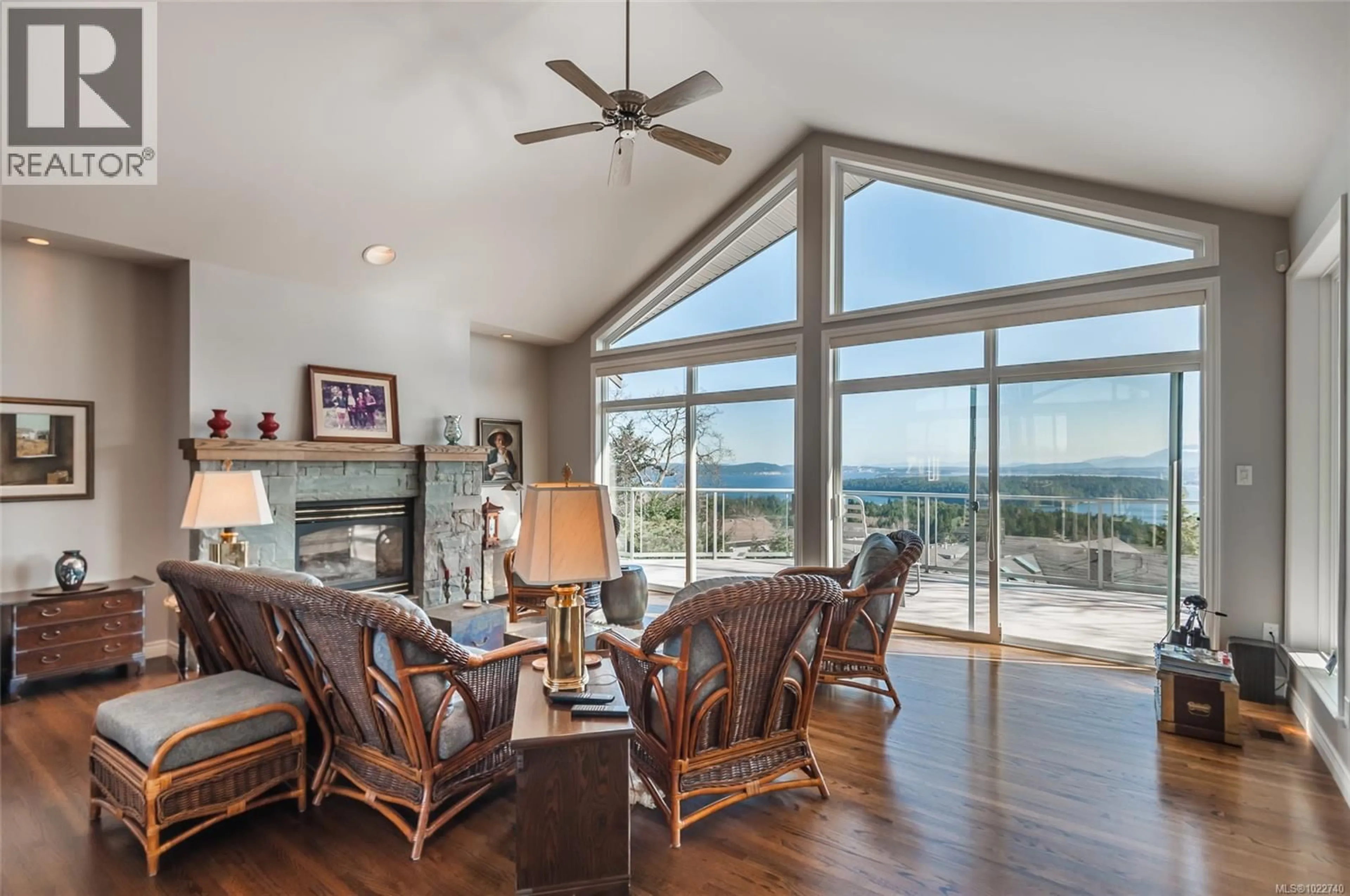 Living room with furniture, unknown for 3748 GLEN OAKS DRIVE, Nanaimo British Columbia V9T6H2