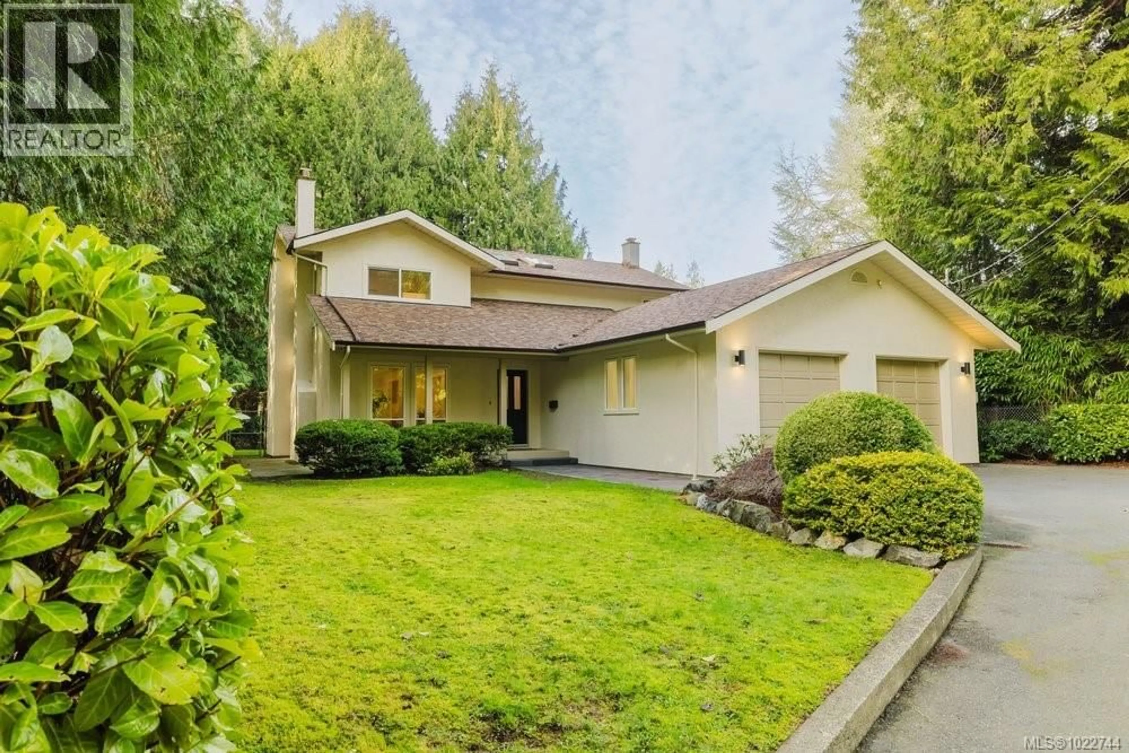 Home with vinyl exterior material, street for 5180 RUTLI MEADOWS PLACE, Saanich British Columbia V8Y1X6