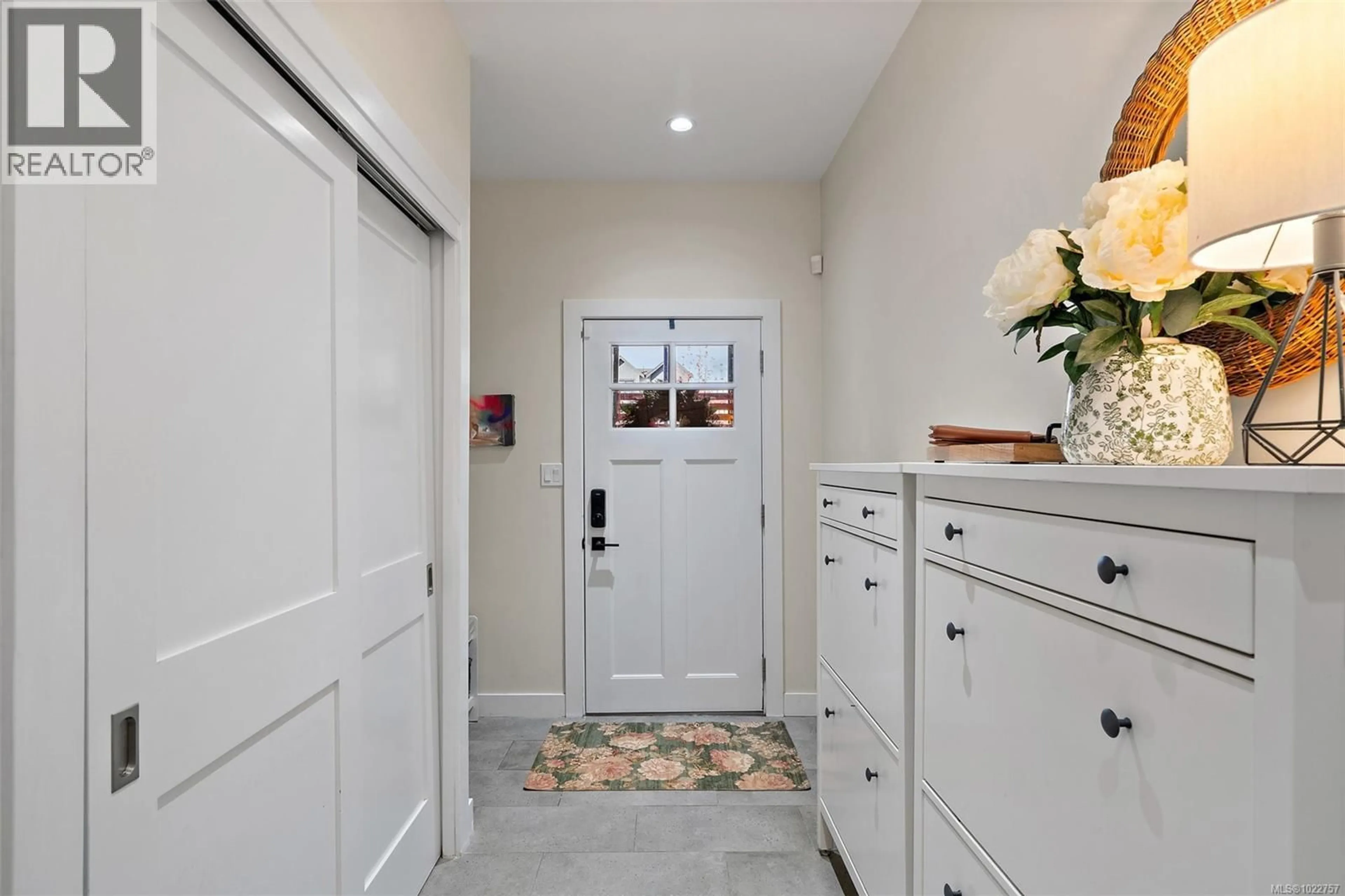 Indoor entryway for 112 - 2990 BURLINGTON CRESCENT, Langford British Columbia V9B0Y4