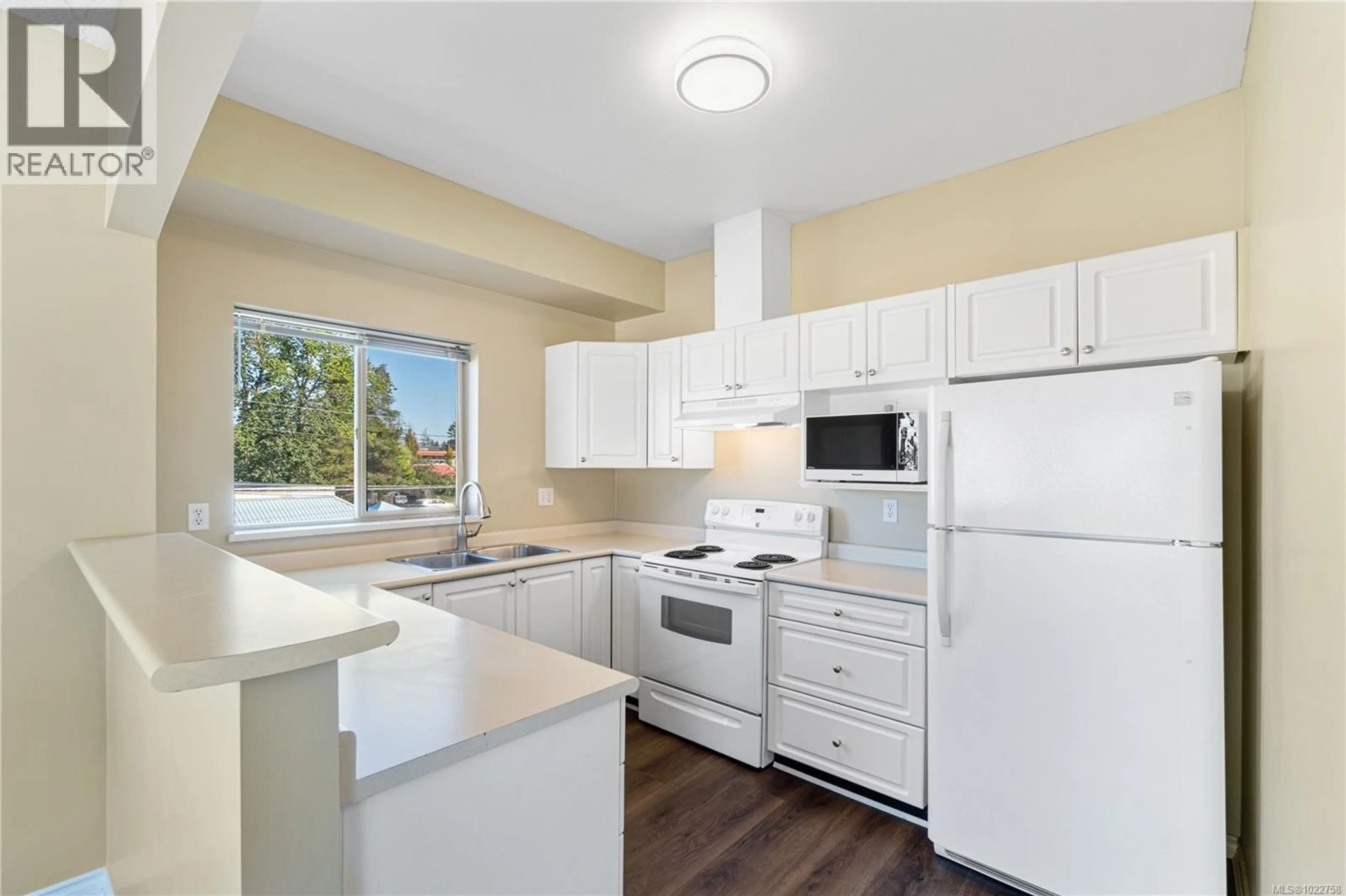 Standard kitchen, unknown for 207 - 125 MCCARTER STREET, Parksville British Columbia V9P2H6