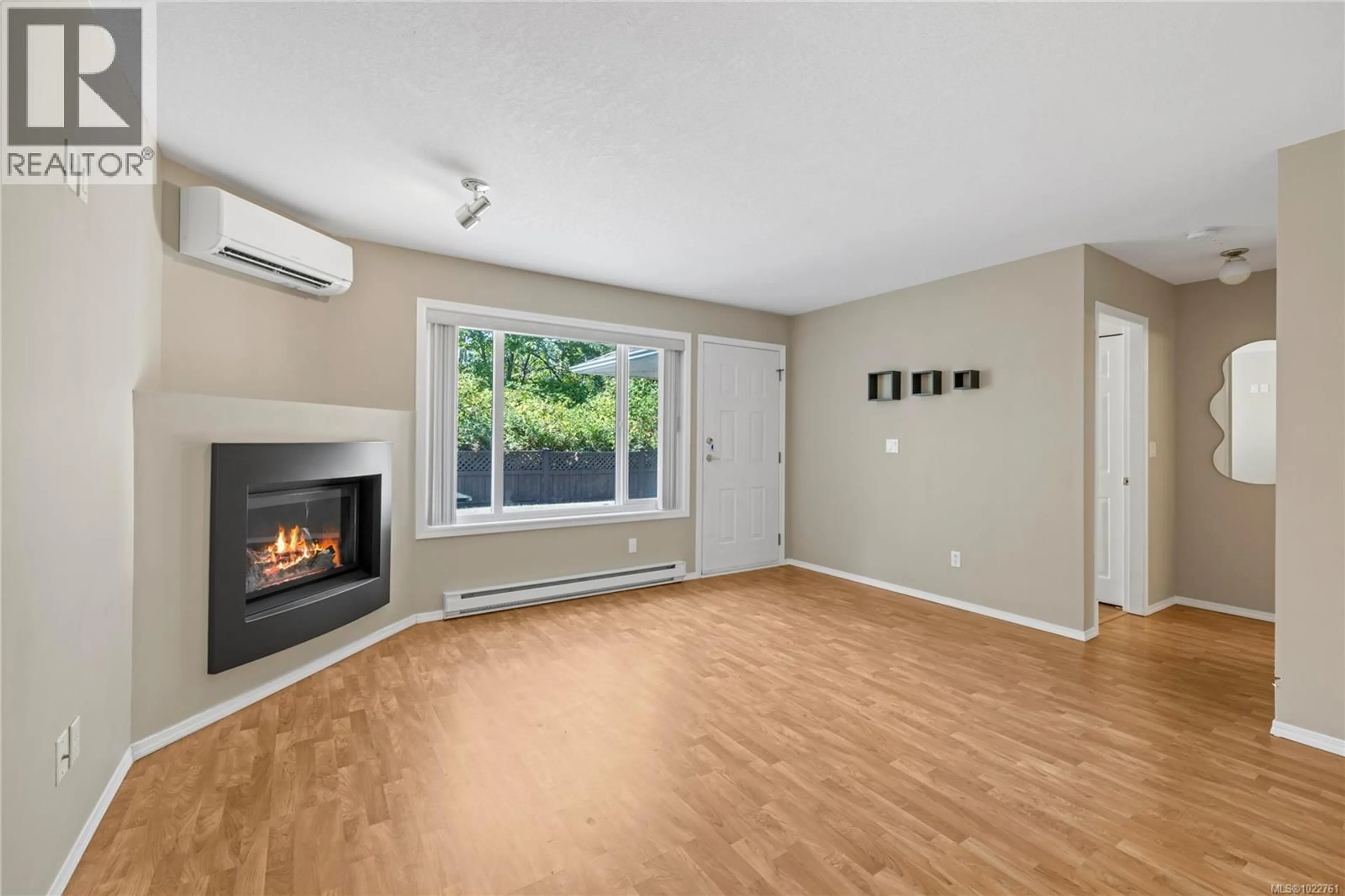 Living room with furniture, wood/laminate floor for 11 - 454 MORISON AVENUE, Parksville British Columbia V9P2M6