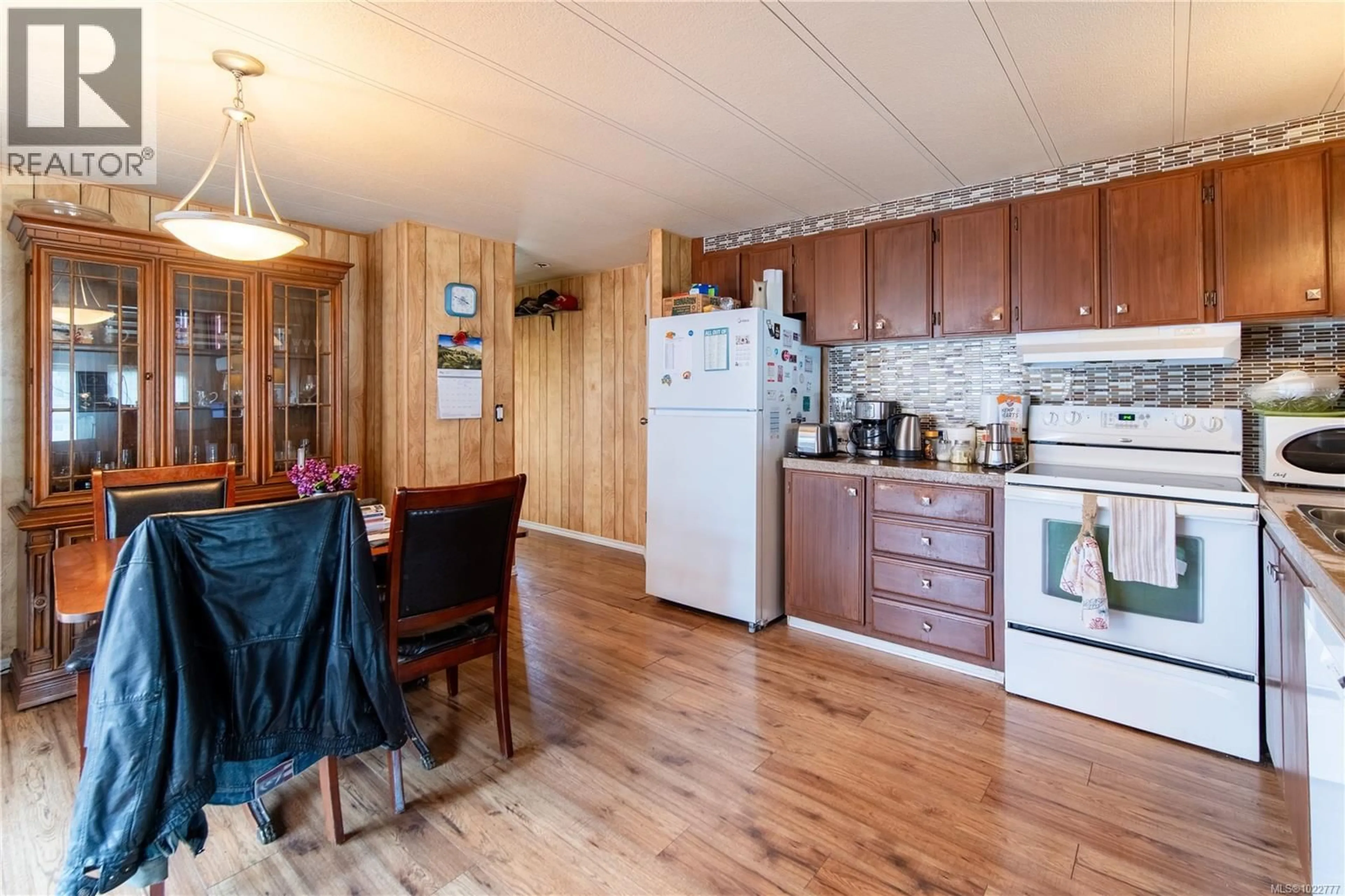 Standard kitchen, wood/laminate floor for 14 - 158 COOPER ROAD, View Royal British Columbia V9A7B3