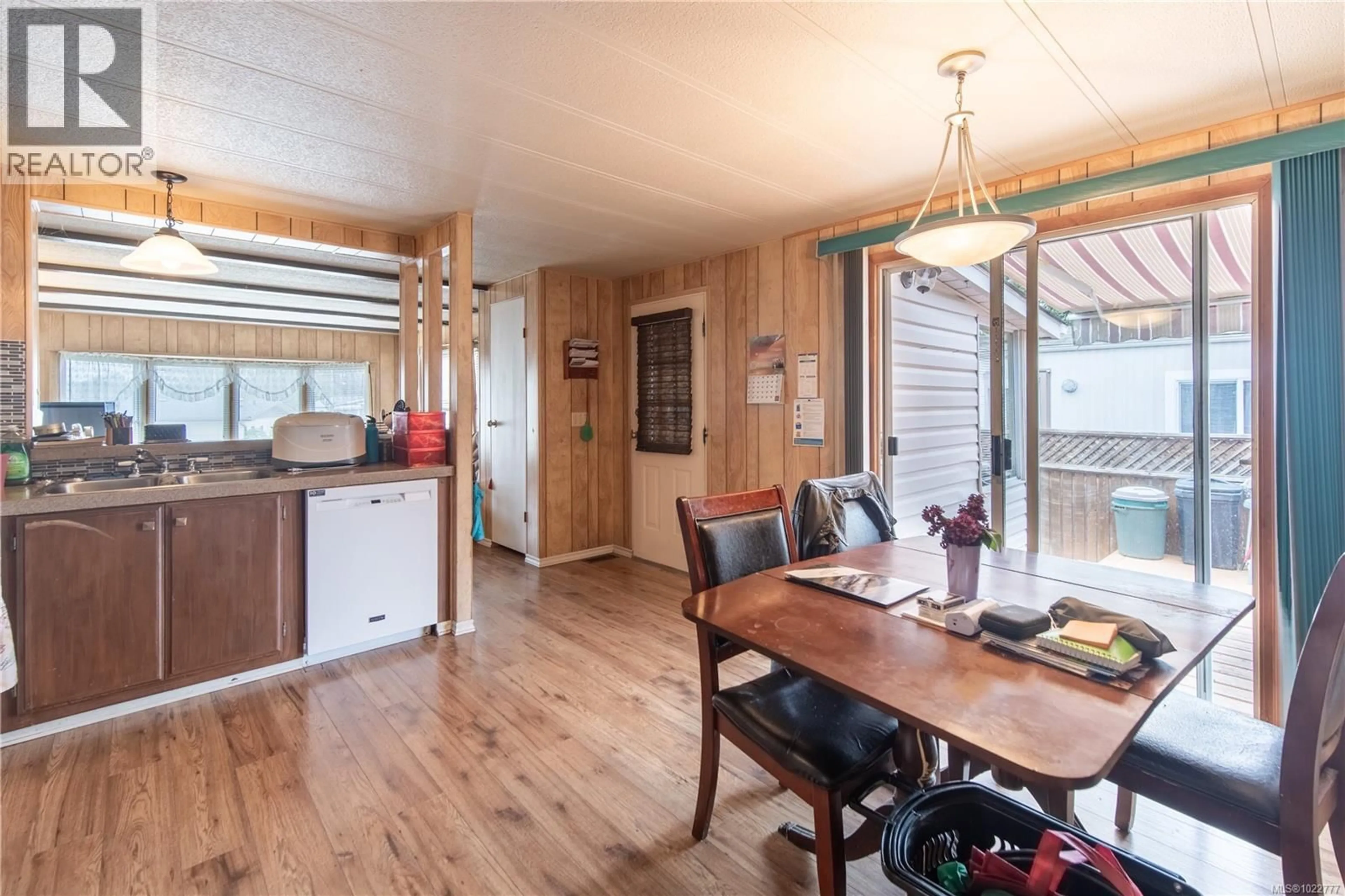 Dining room, wood/laminate floor for 14 - 158 COOPER ROAD, View Royal British Columbia V9A7B3