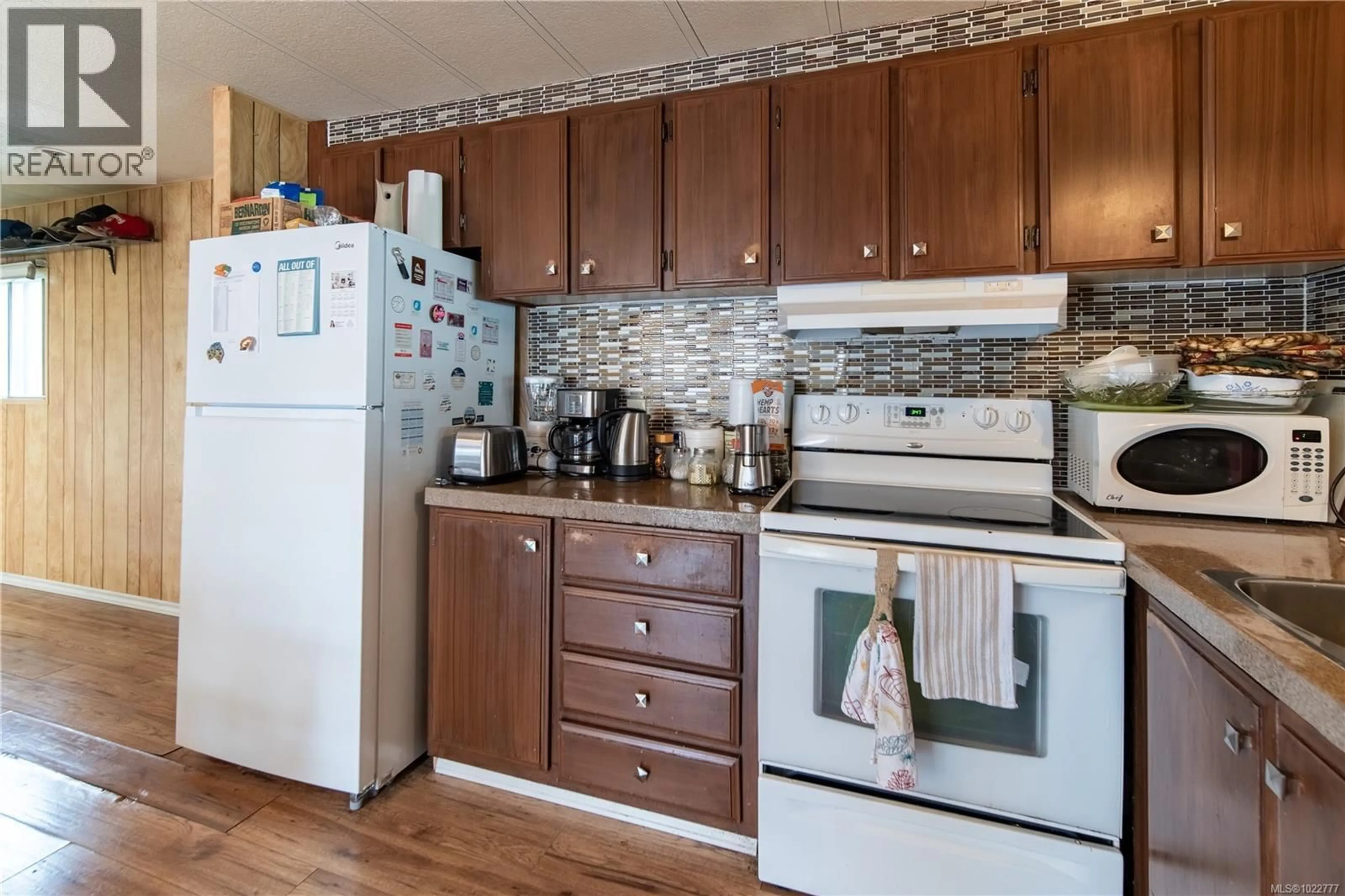 Standard kitchen, wood/laminate floor for 14 - 158 COOPER ROAD, View Royal British Columbia V9A7B3