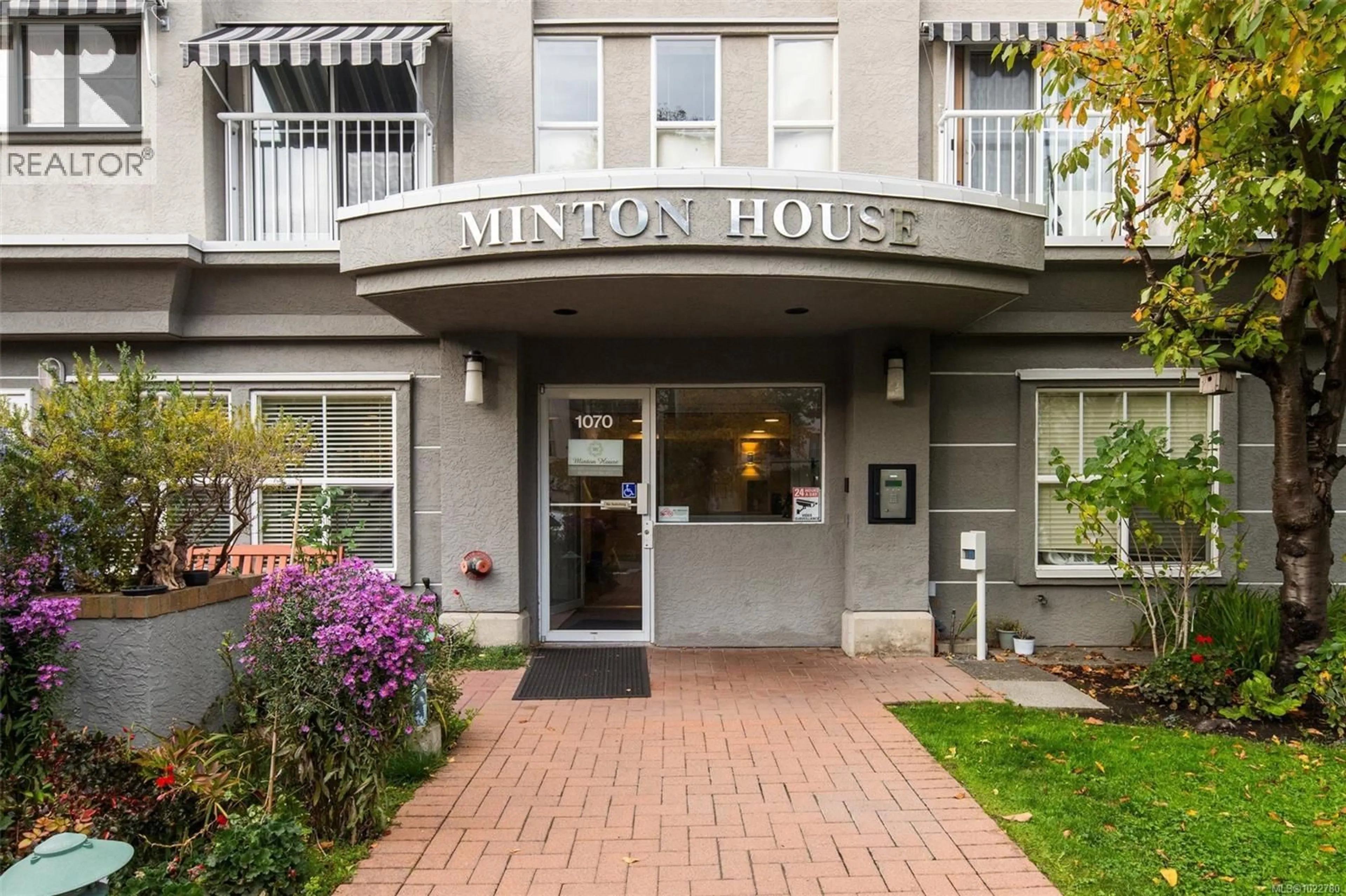 Indoor foyer for 308 - 1070 SOUTHGATE STREET, Victoria British Columbia V8V2Z2