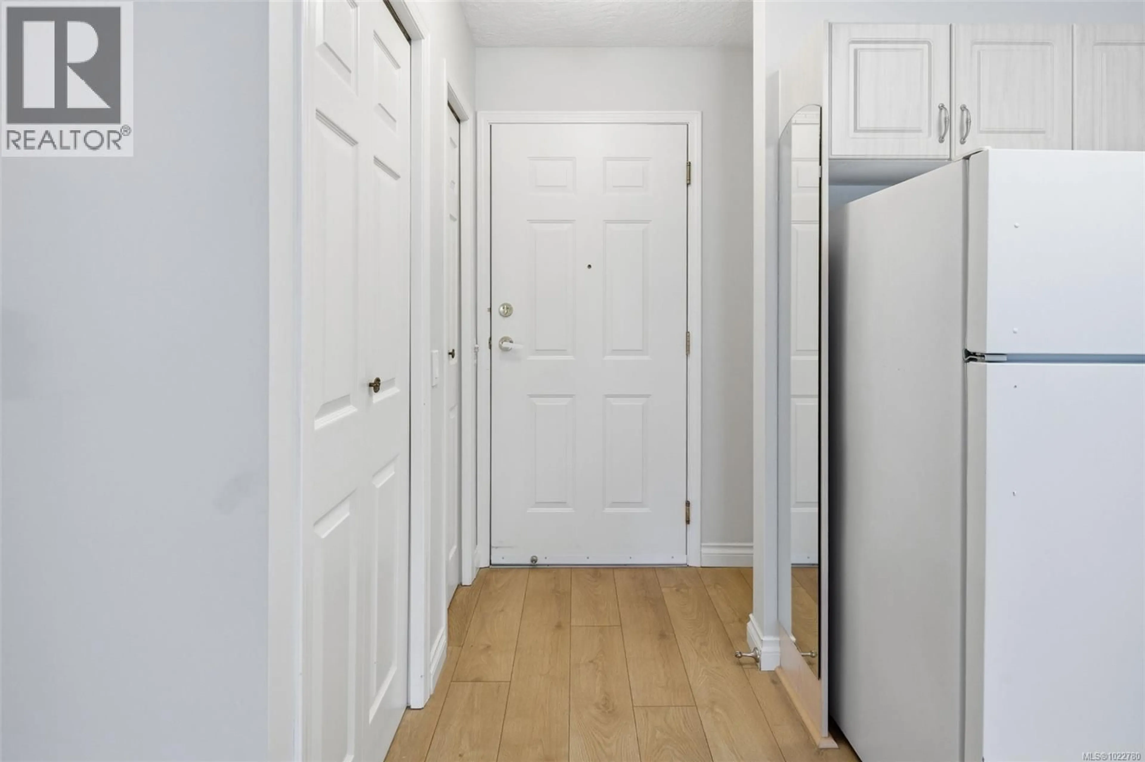 Indoor entryway for 308 - 1070 SOUTHGATE STREET, Victoria British Columbia V8V2Z2