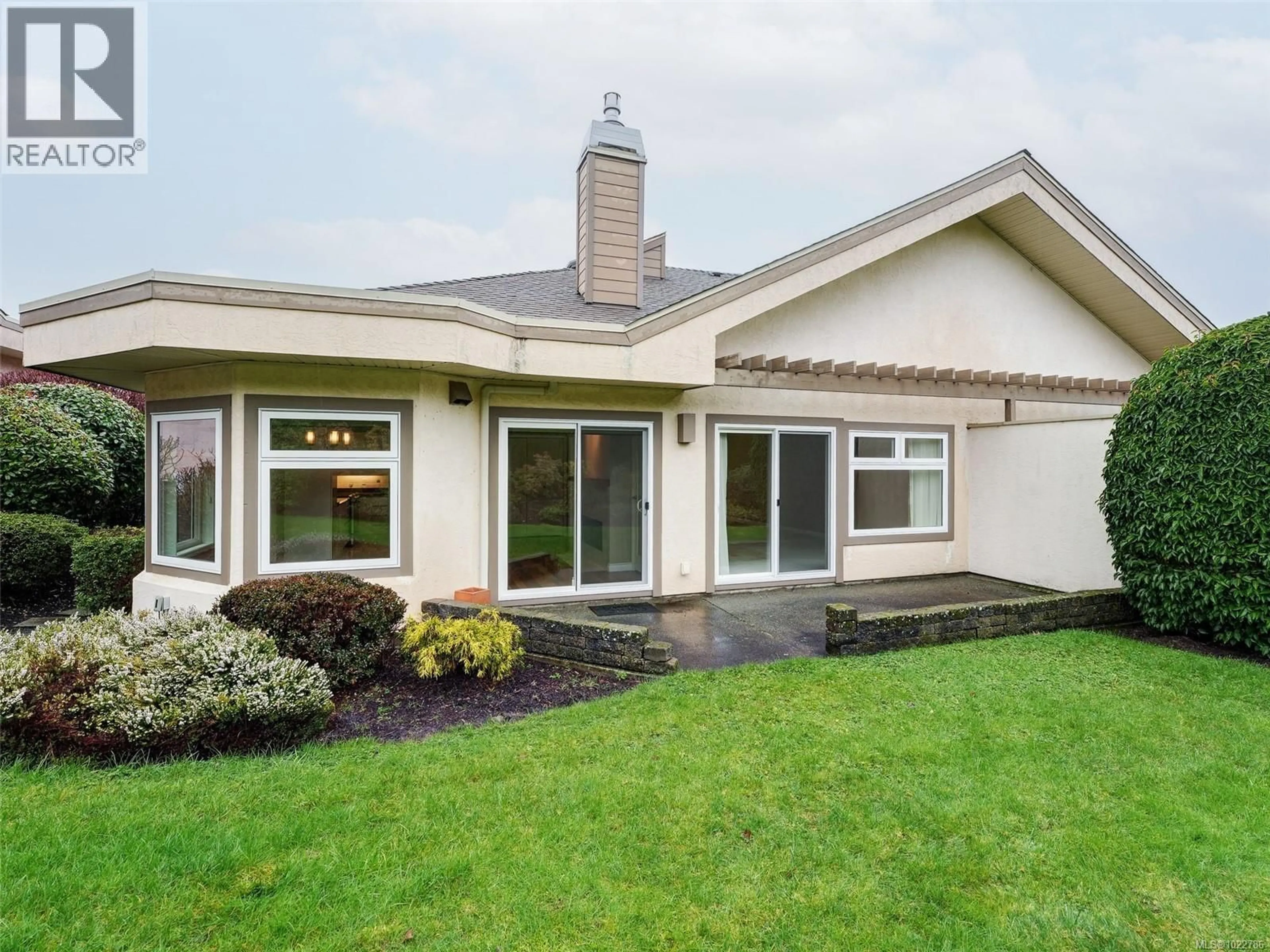 Home with vinyl exterior material, unknown for 14 - 4318 EMILY CARR DRIVE, Saanich British Columbia V8X5E7