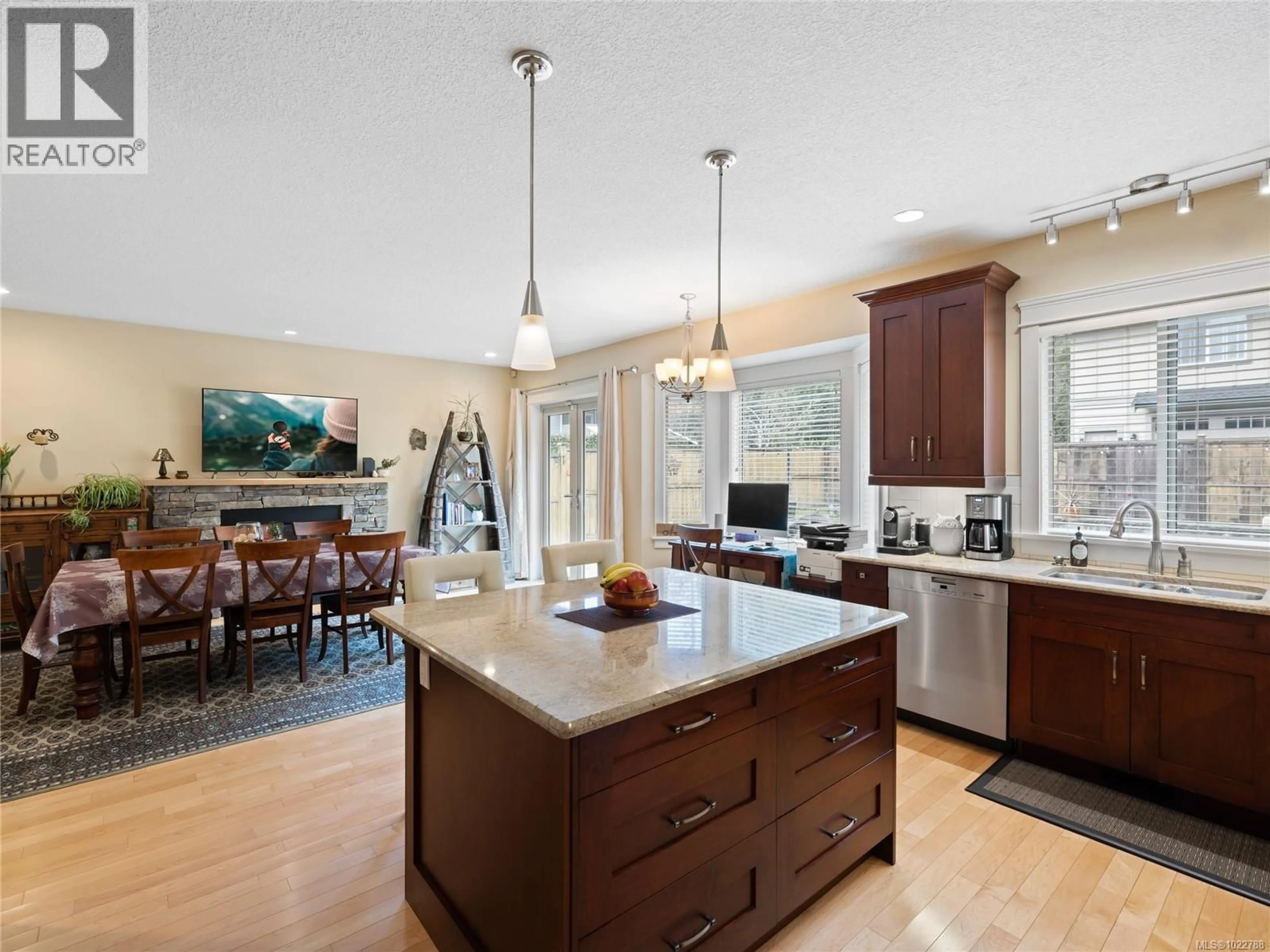 Open concept kitchen, ceramic/tile floor for 423 CRAIG STREET, Parksville British Columbia V9P1L2