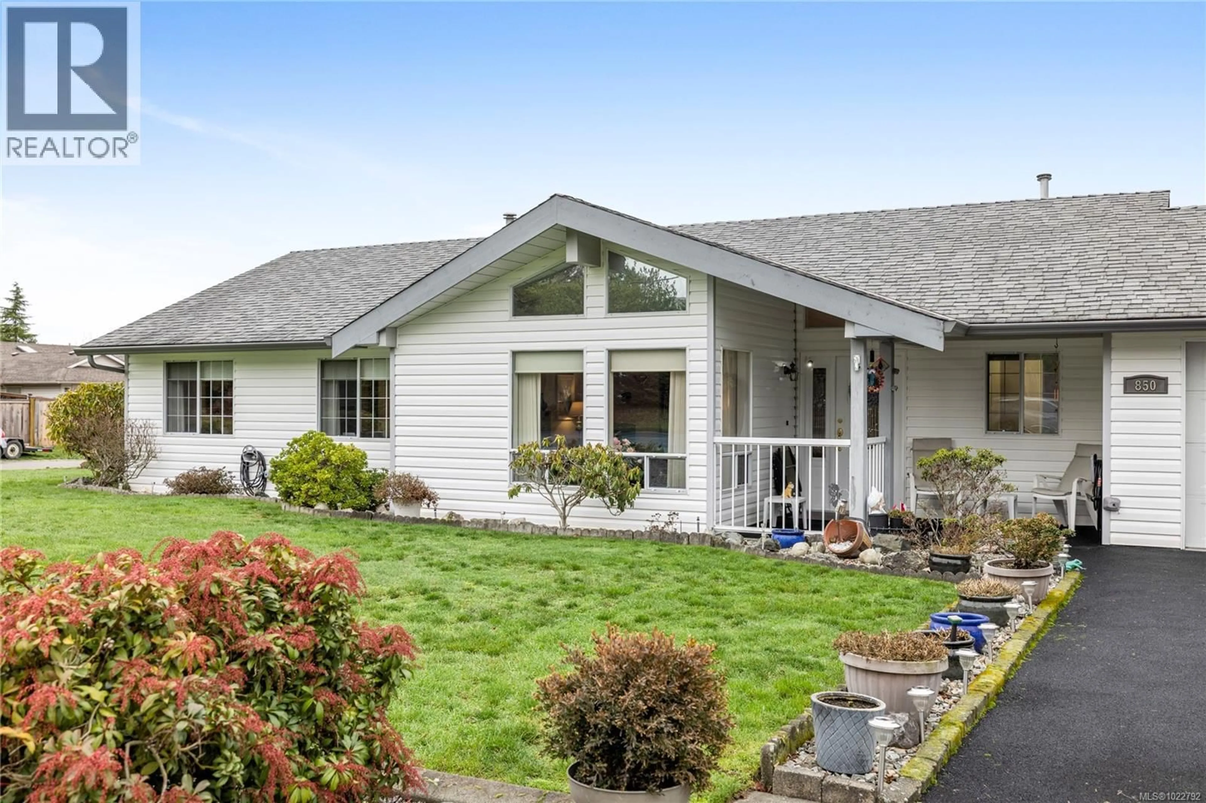 Home with vinyl exterior material, mountain view for 850 TEMPLE STREET, Parksville British Columbia V9P2L8