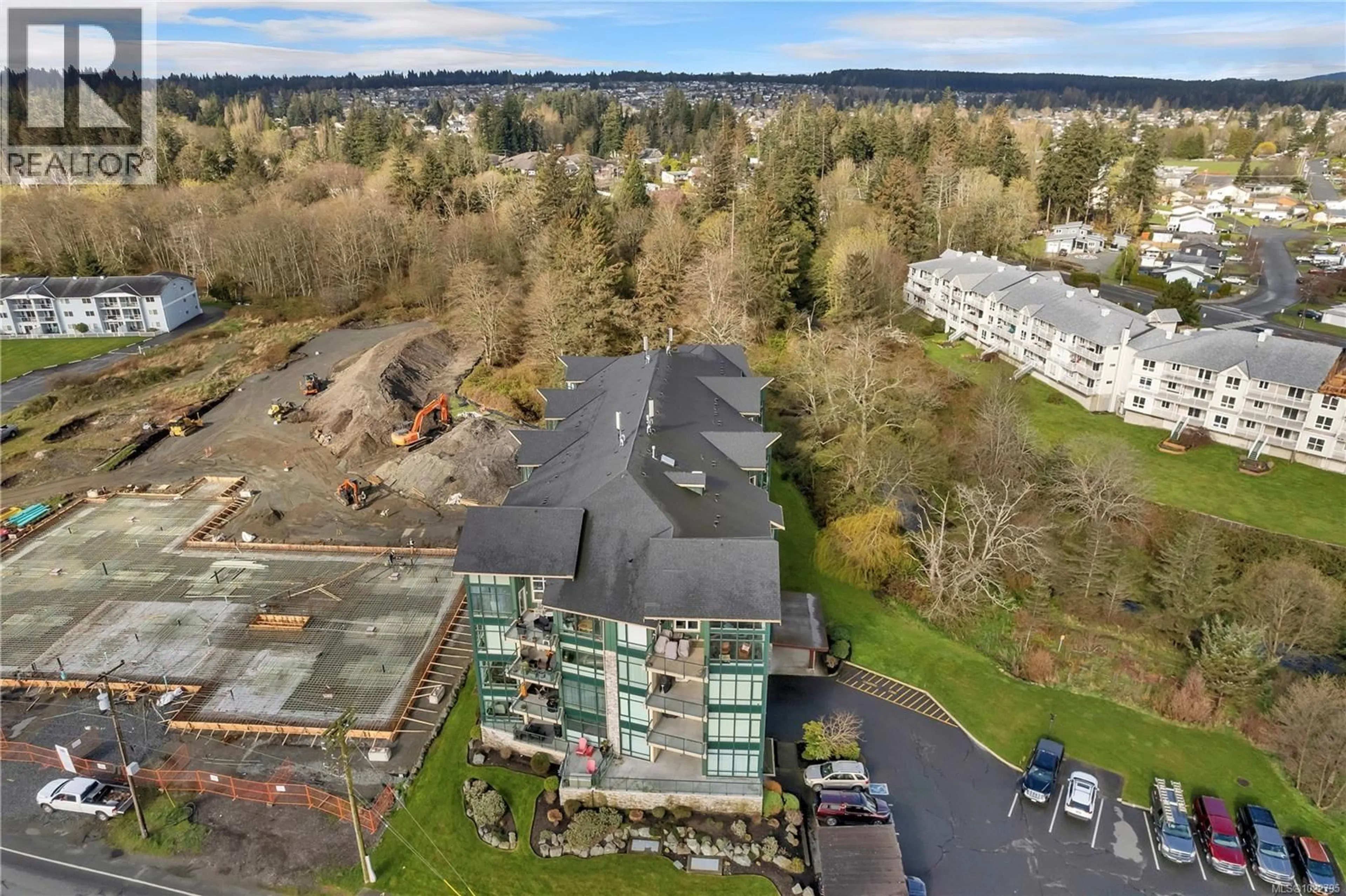A pic from outside/outdoor area/front of a property/back of a property/a pic from drone, building for 401 - 2676 ISLAND HIGHWAY SOUTH, Campbell River British Columbia V9W1C7