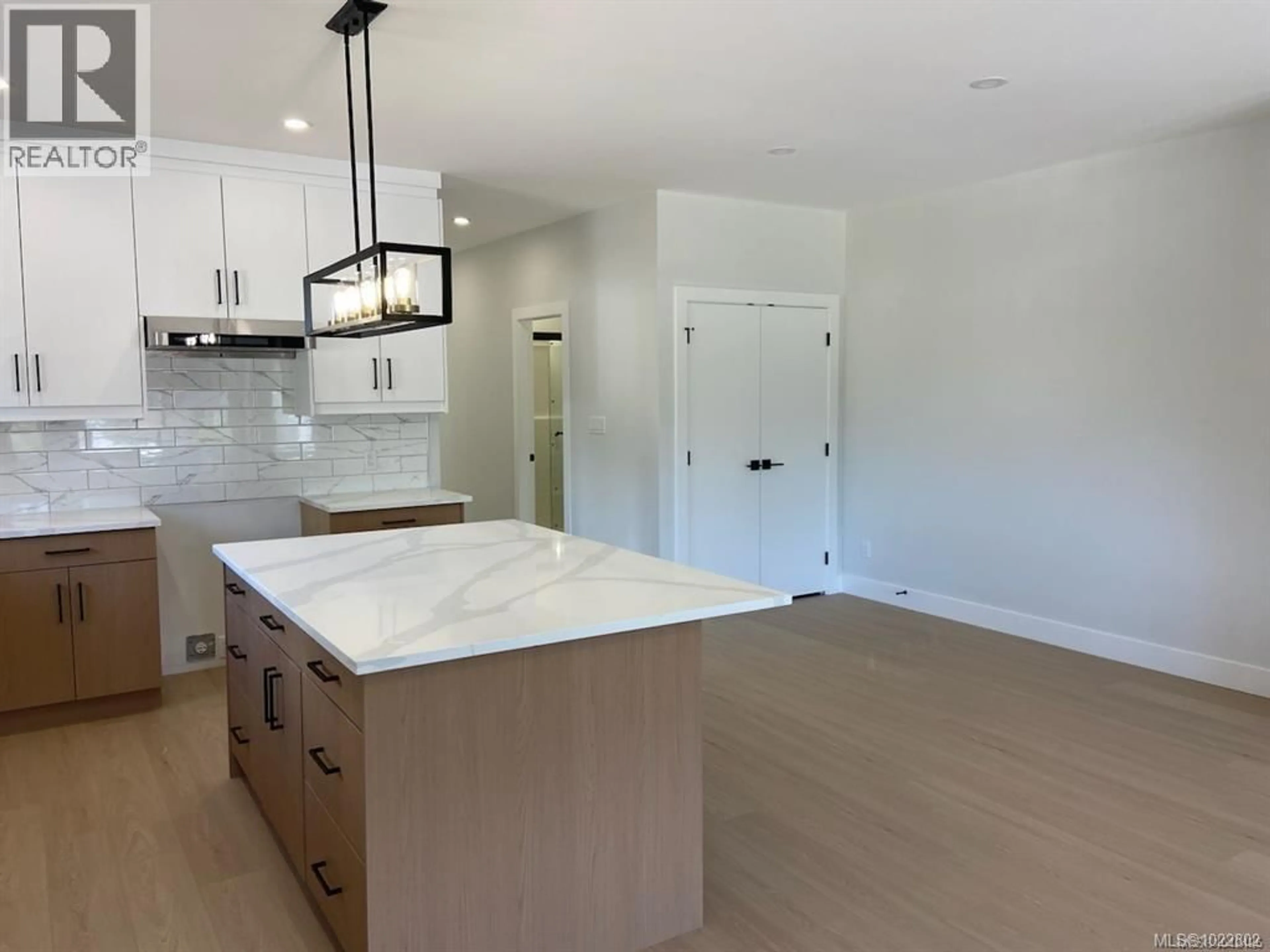 Open concept kitchen, ceramic/tile floor for 10 LEAM ROAD, Nanaimo British Columbia V9T3N7