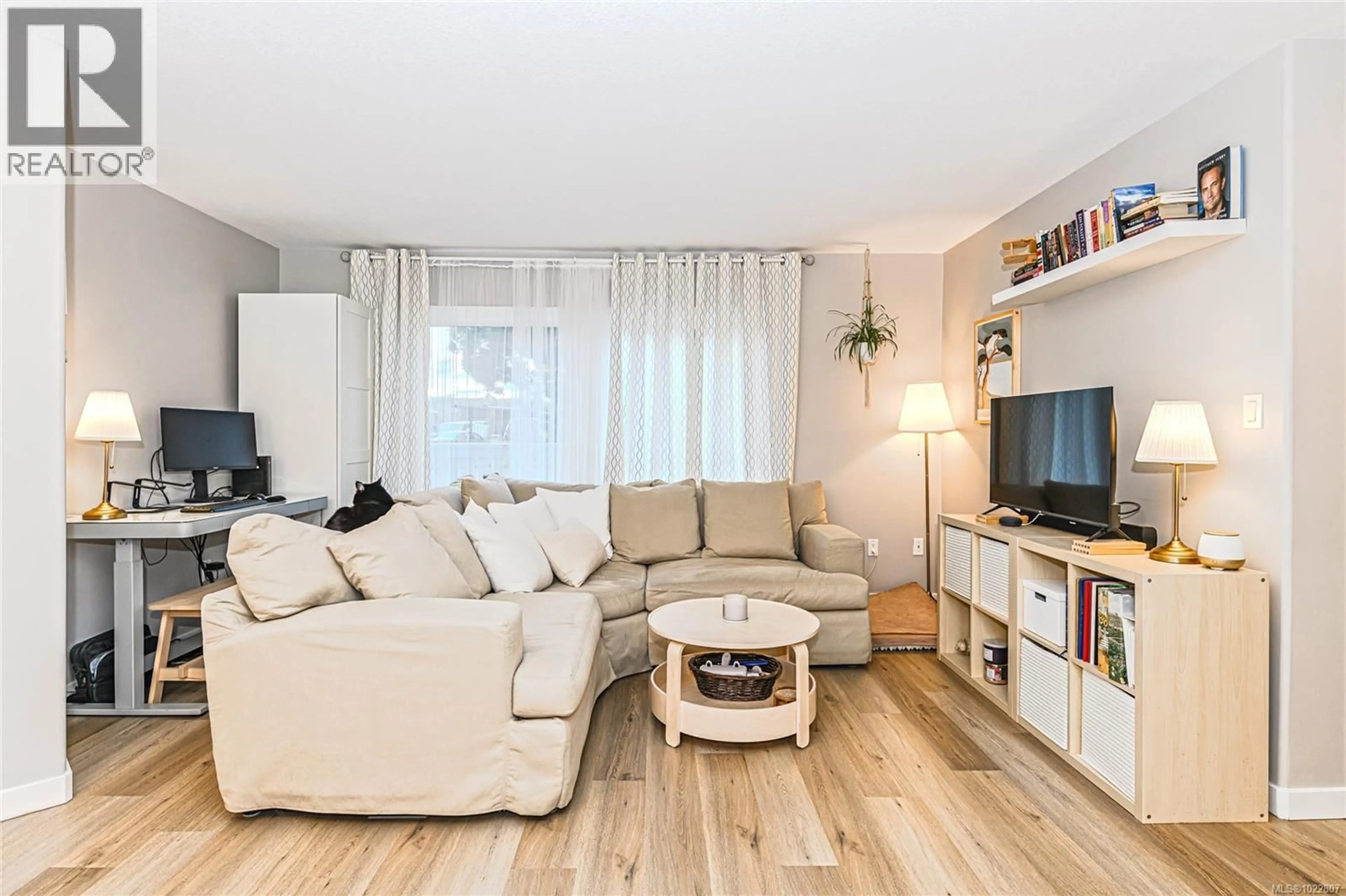 Living room with furniture, wood/laminate floor for 1 - 5788 HOWARD AVENUE, Duncan British Columbia V9L3N2