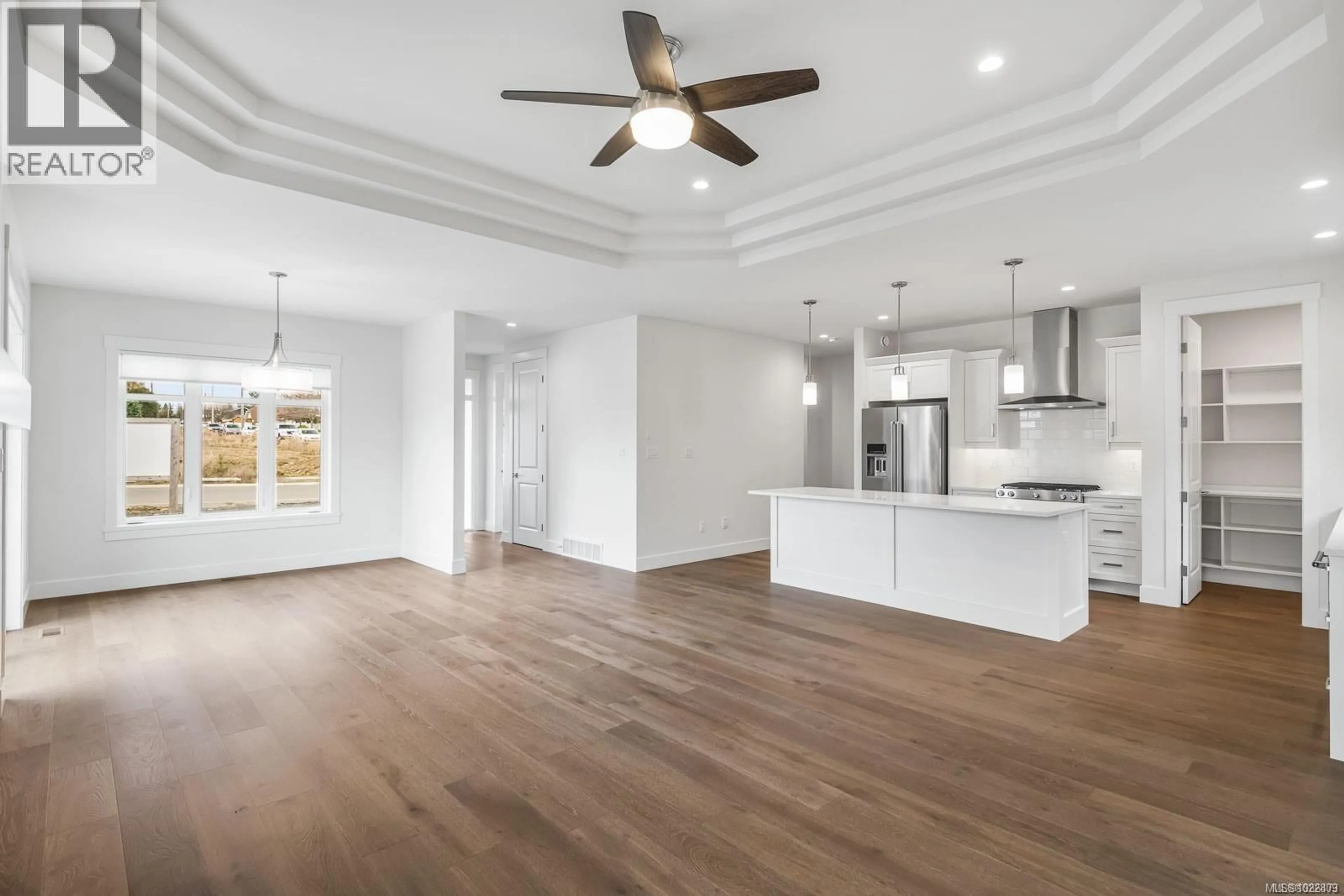 Open concept kitchen, wood/laminate floor for 908 RIDGELINE BOULEVARD, Parksville British Columbia X1X1X1