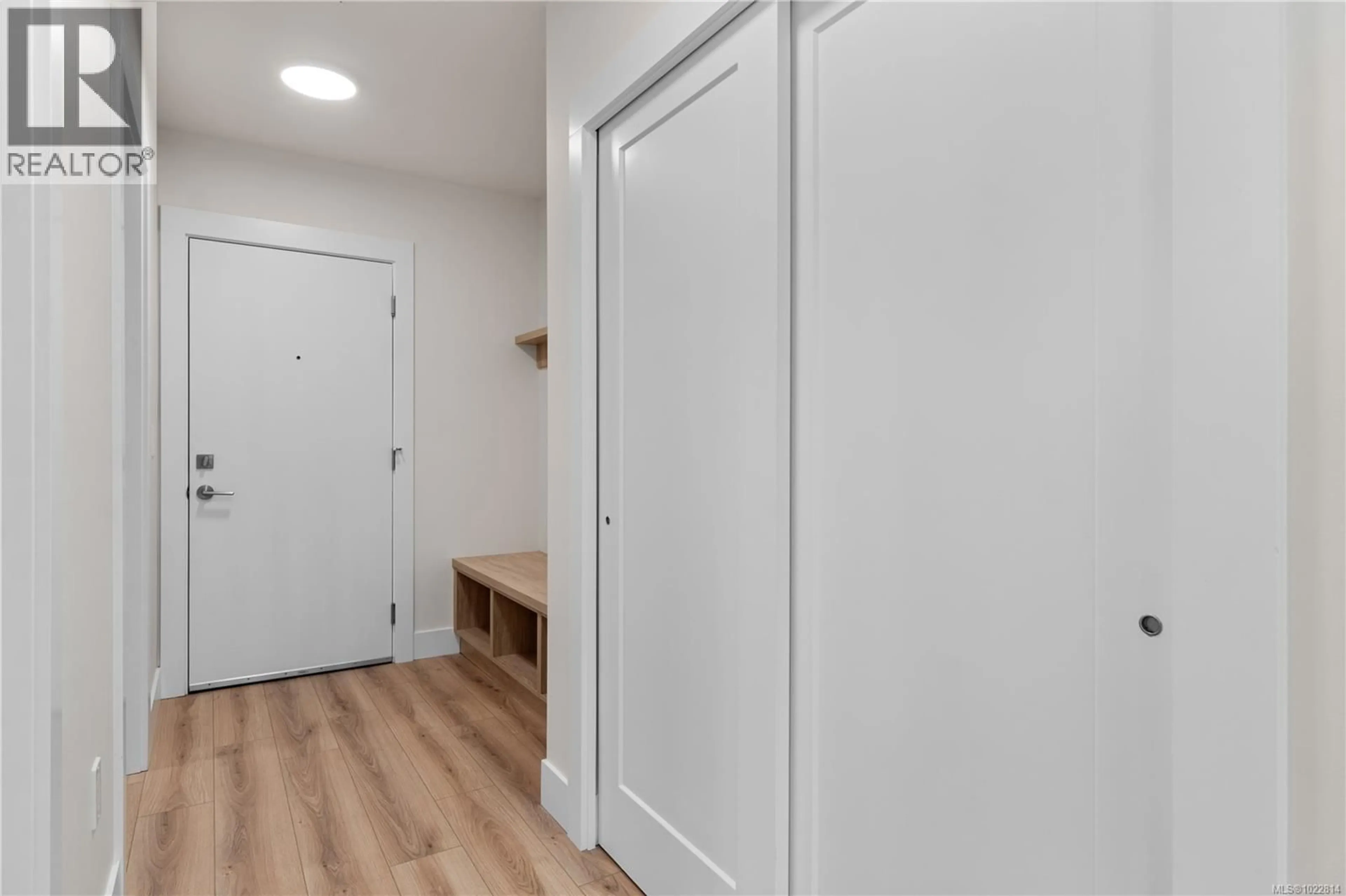 Indoor entryway for 102 - 45 HALIBURTON STREET, Nanaimo British Columbia V9R4V6