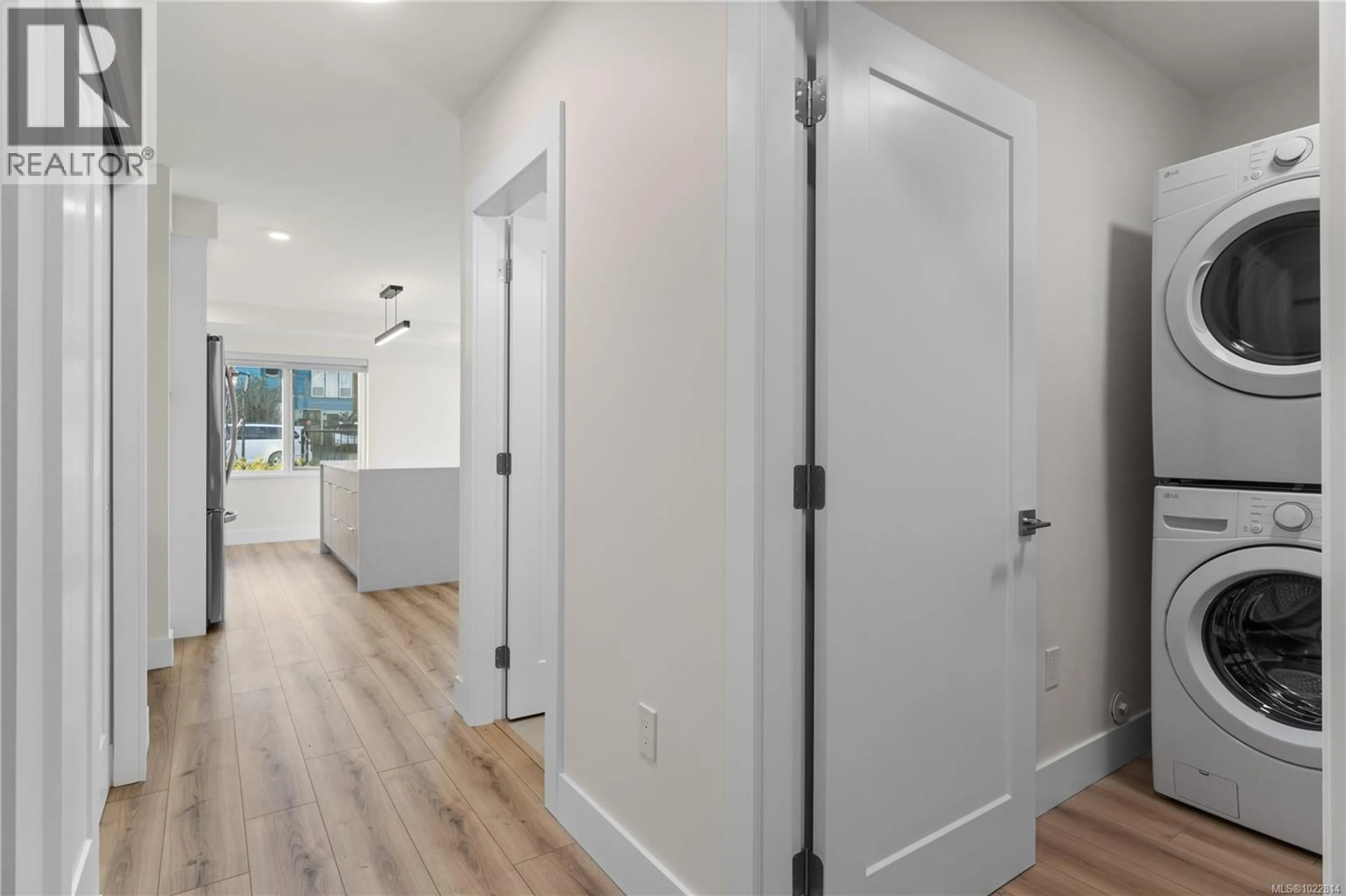 Indoor entryway for 102 - 45 HALIBURTON STREET, Nanaimo British Columbia V9R4V6