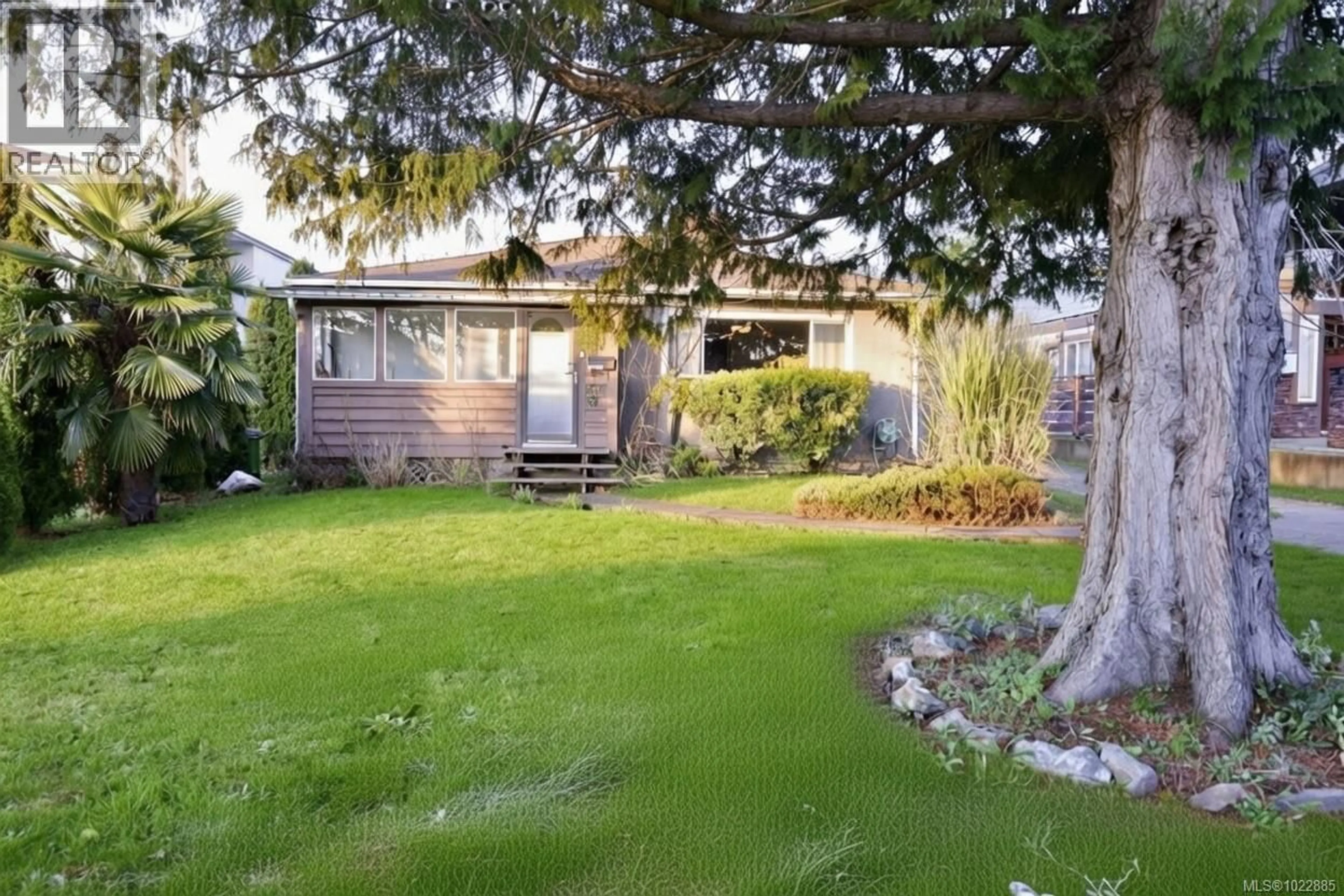 A pic from outside/outdoor area/front of a property/back of a property/a pic from drone, street for 138 SIMS AVENUE, Saanich British Columbia V8Z1K1