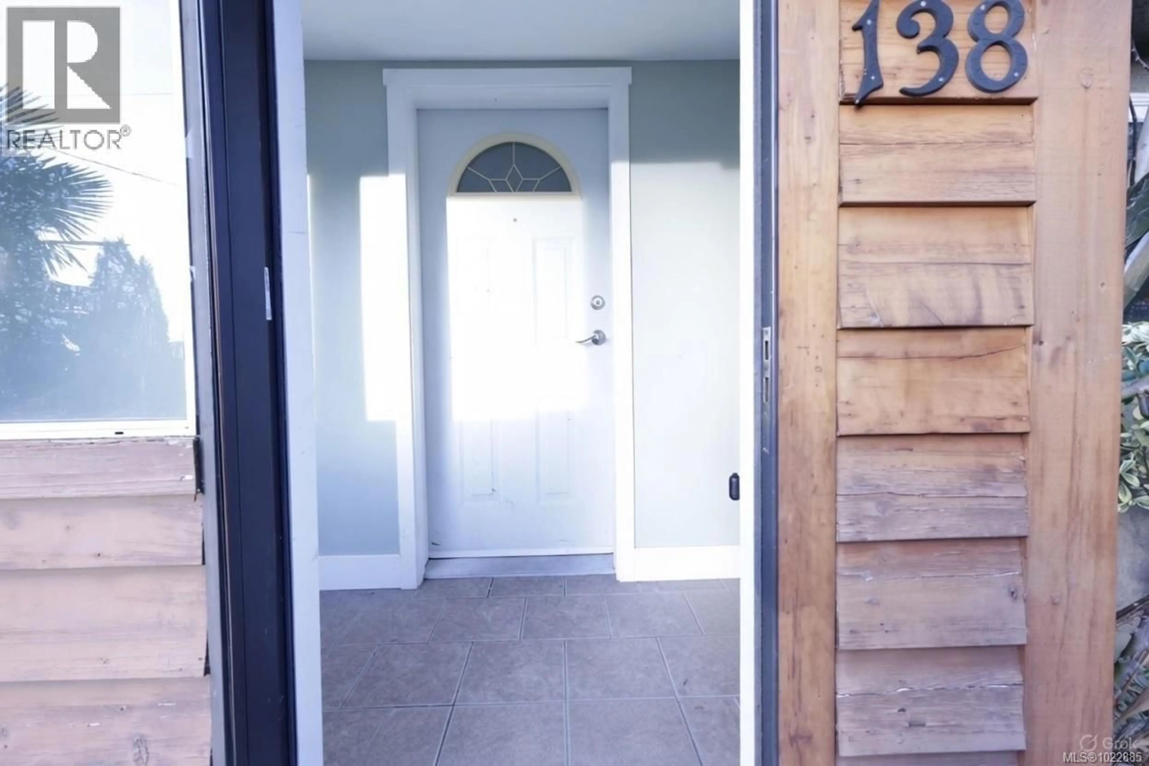Indoor entryway for 138 SIMS AVENUE, Saanich British Columbia V8Z1K1