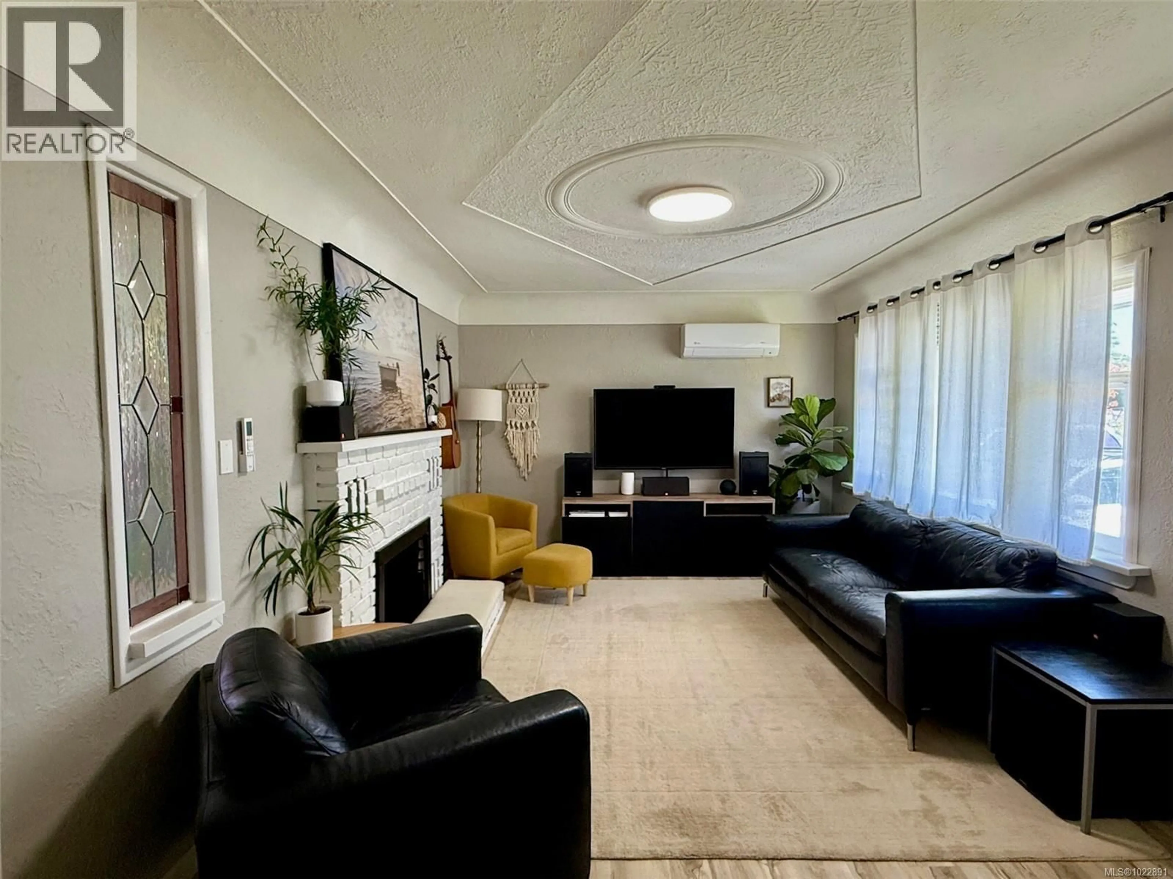 Living room with furniture, unknown for 3350 WASCANA STREET, Saanich British Columbia V9A0A1