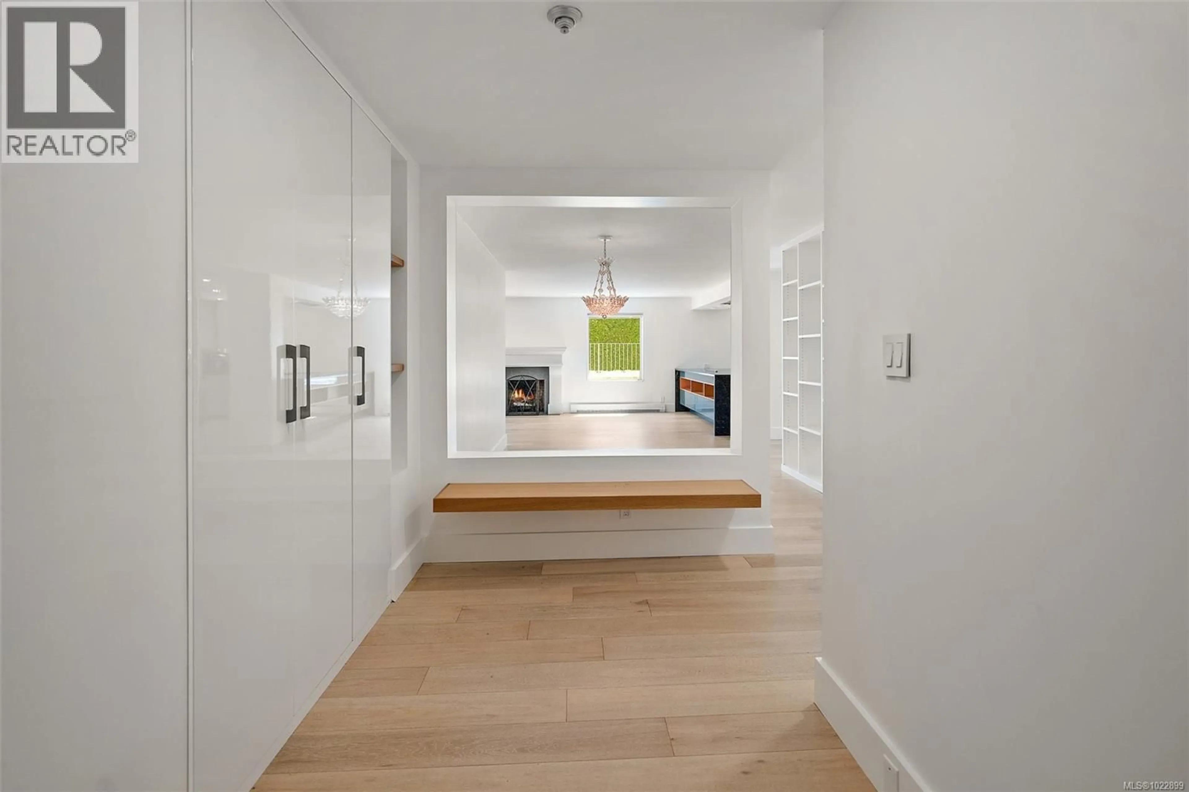 Indoor entryway for 109 - 1370 BEACH DRIVE, Oak Bay British Columbia V8S2N6