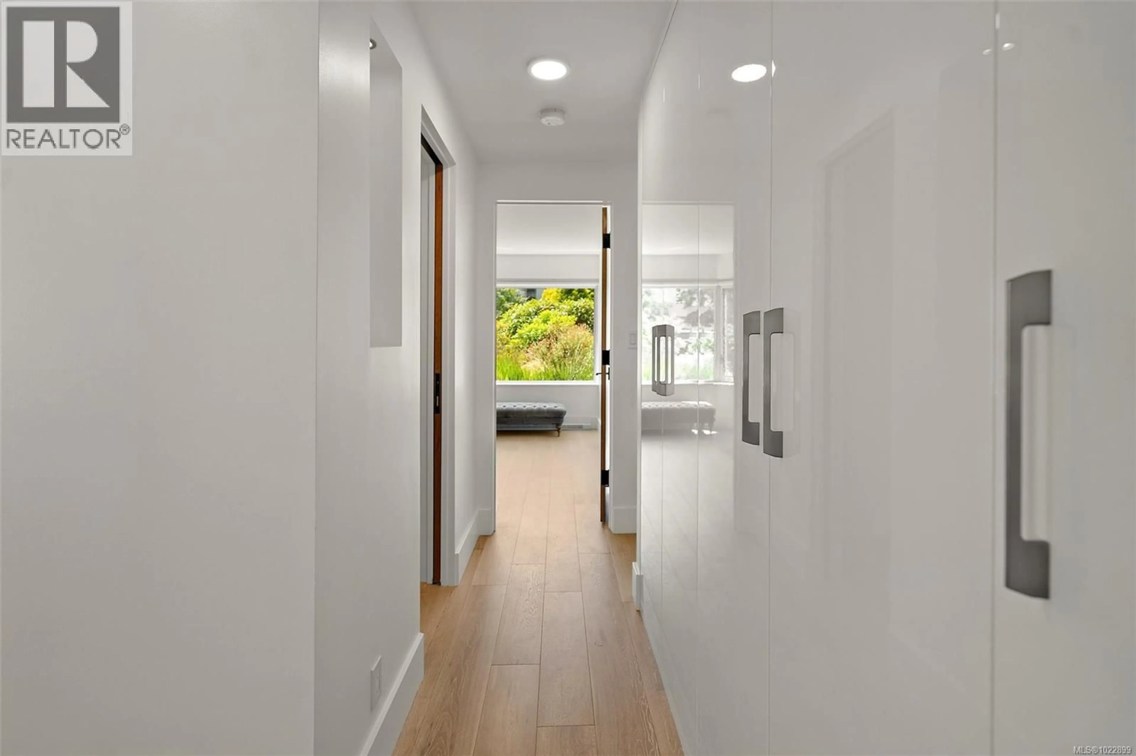 Indoor entryway for 109 - 1370 BEACH DRIVE, Oak Bay British Columbia V8S2N6