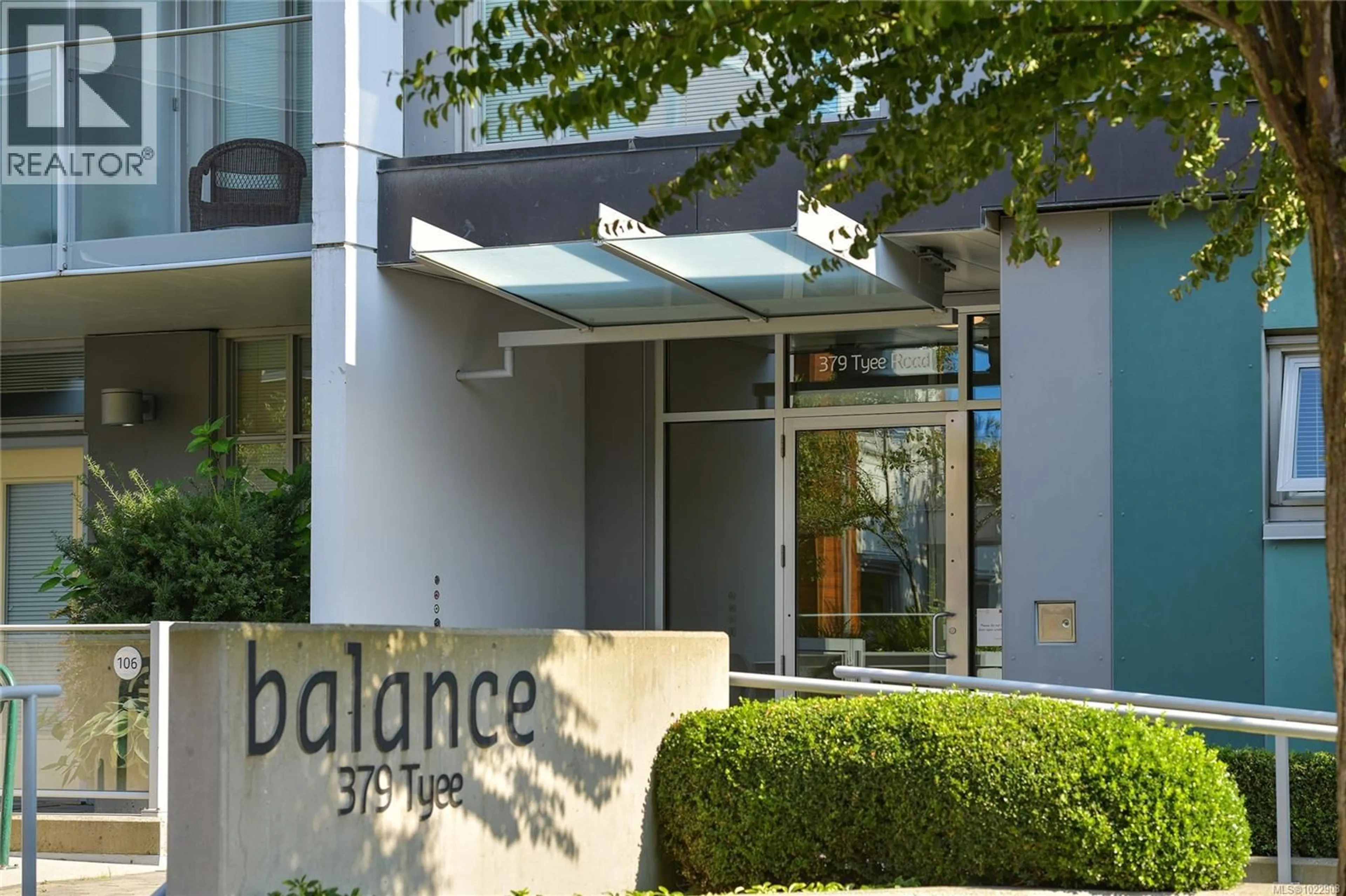 Indoor foyer for 204 - 379 TYEE ROAD, Victoria British Columbia V9A0B4