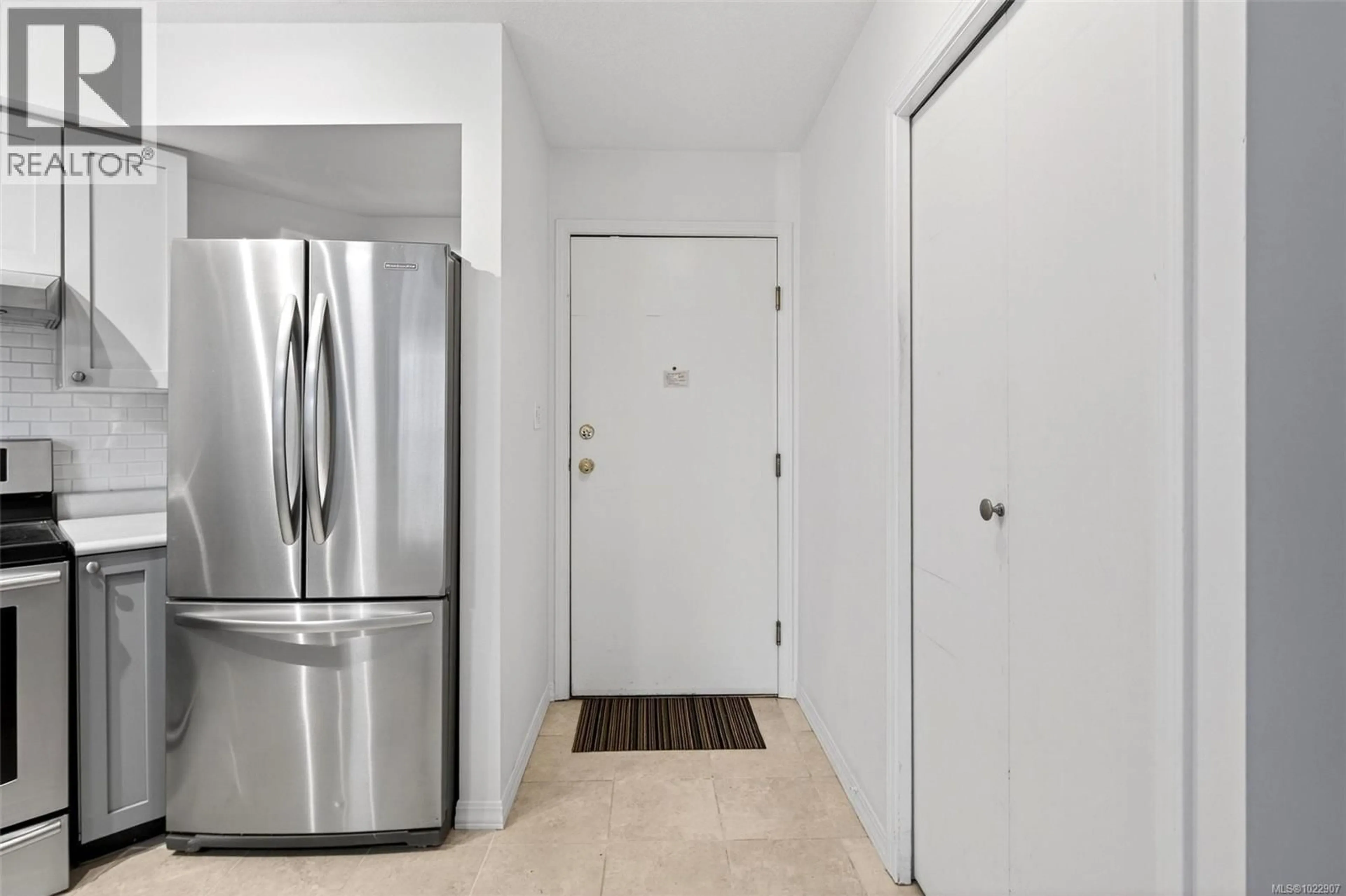 Indoor entryway for 119 - 827 NORTH PARK STREET, Victoria British Columbia V8W3Y3