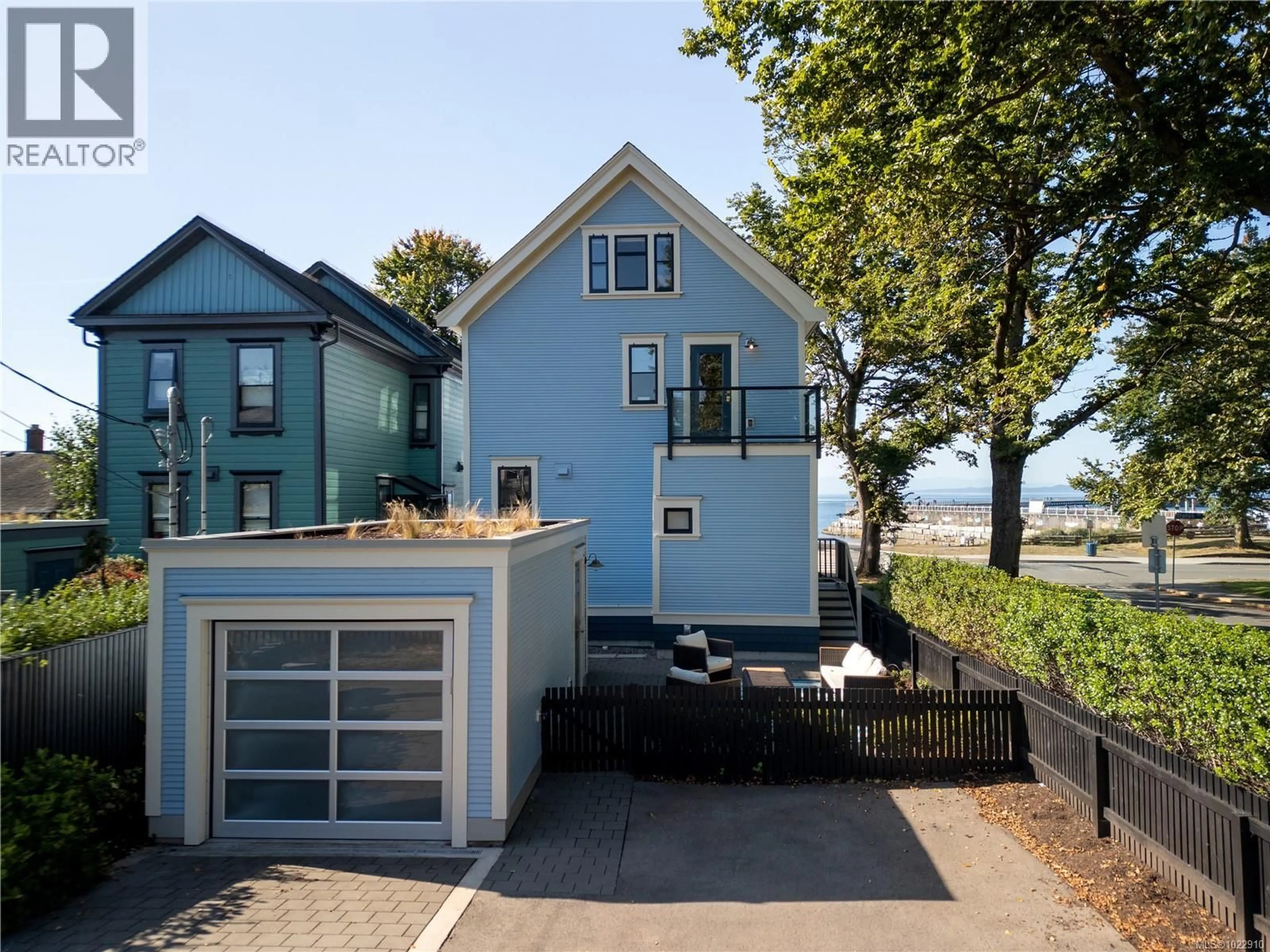 Home with vinyl exterior material, street for 222 DALLAS ROAD, Victoria British Columbia V8V1A5