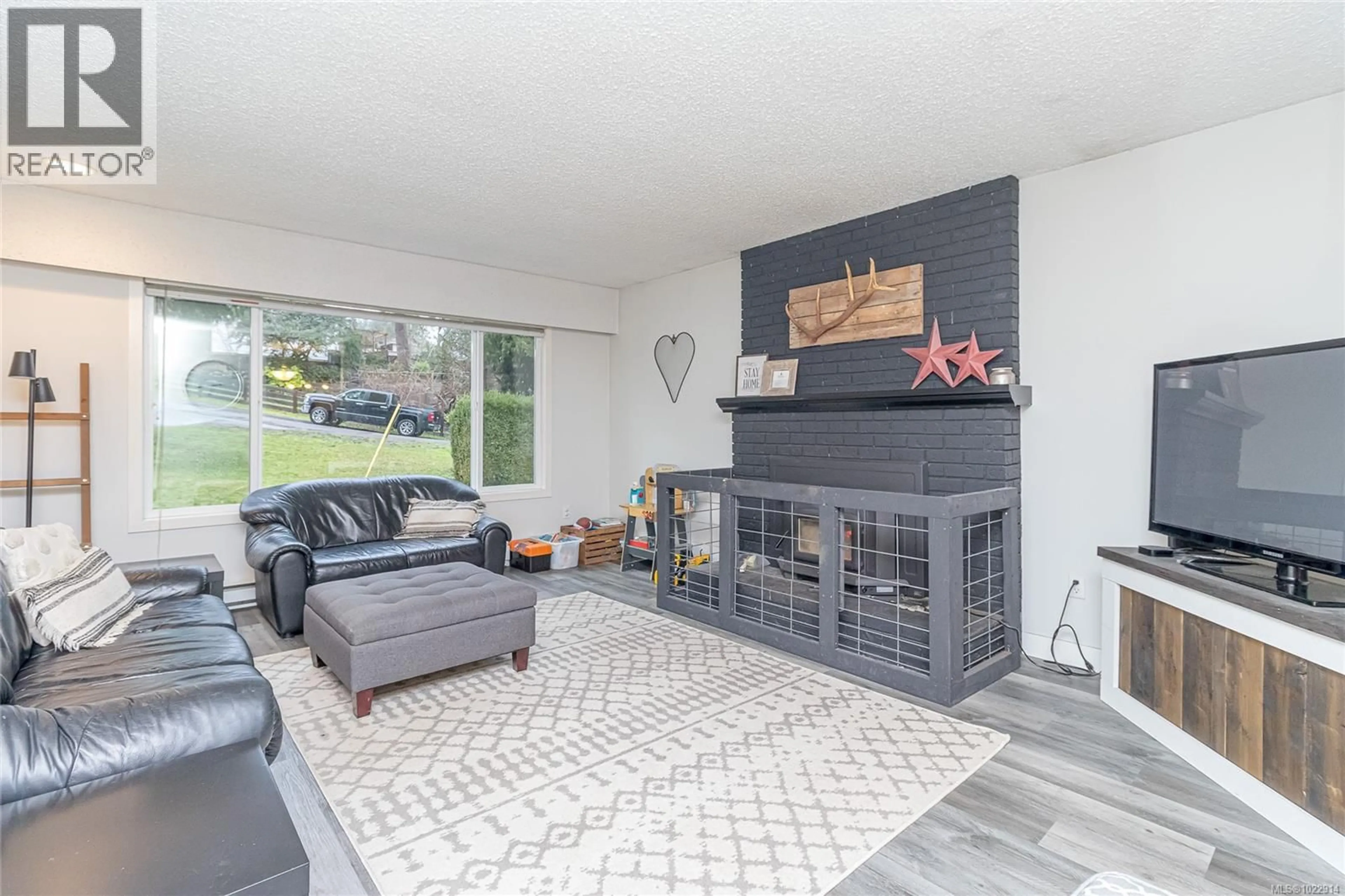 Living room with furniture, unknown for 5845 KINCH AVENUE, Duncan British Columbia V9L1K2