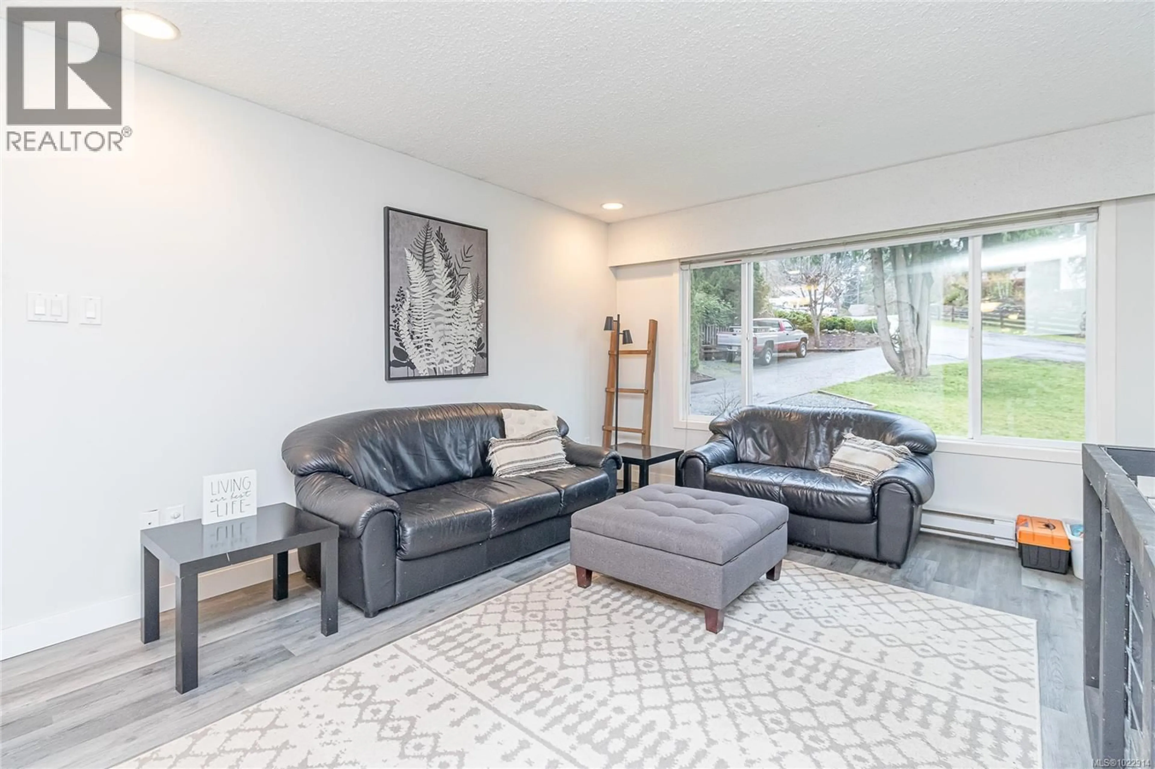 Living room with furniture, unknown for 5845 KINCH AVENUE, Duncan British Columbia V9L1K2