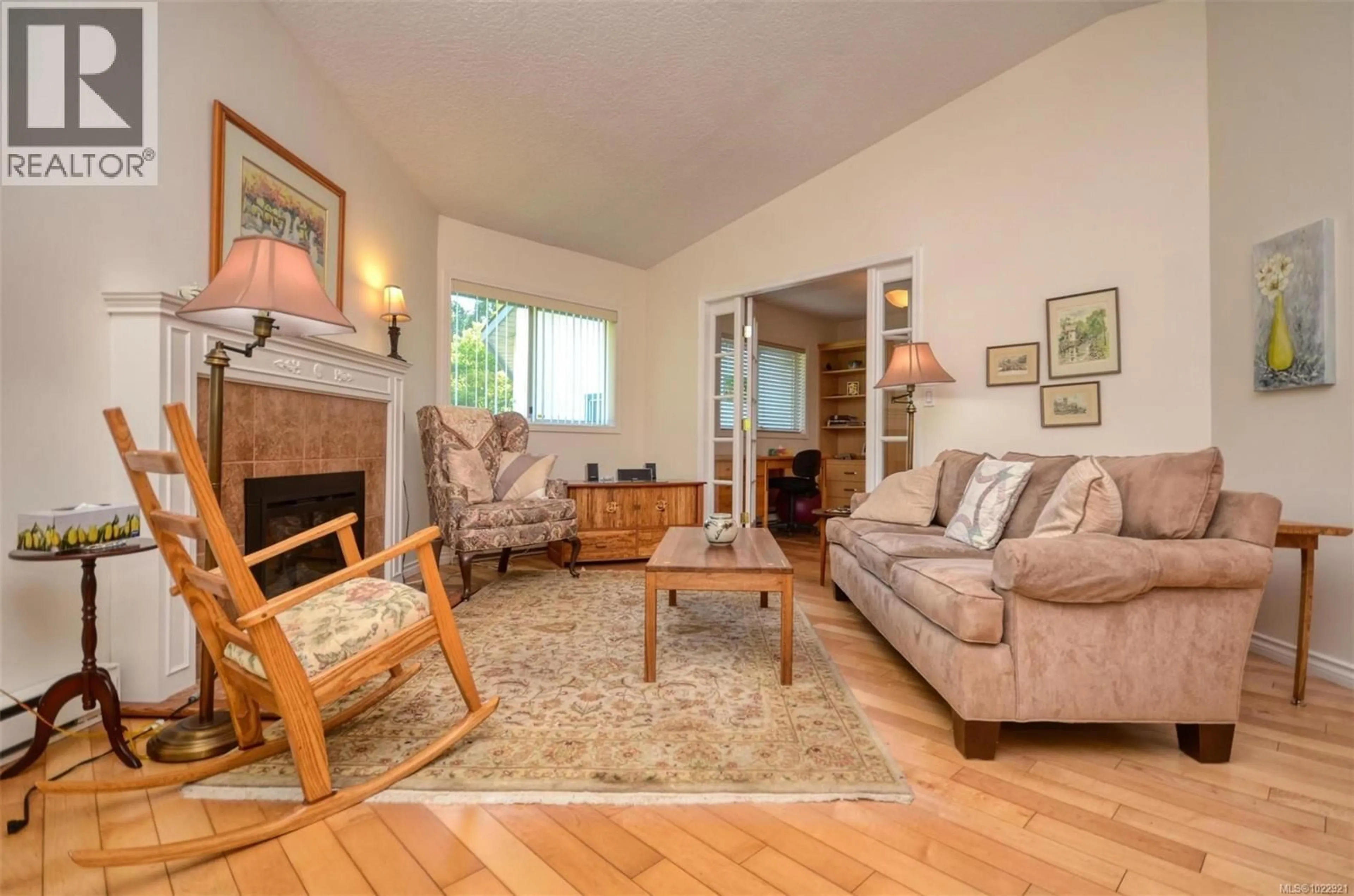 Living room with furniture, wood/laminate floor for 7 - 5156 CORDOVA BAY ROAD, Saanich British Columbia V8Y2X5