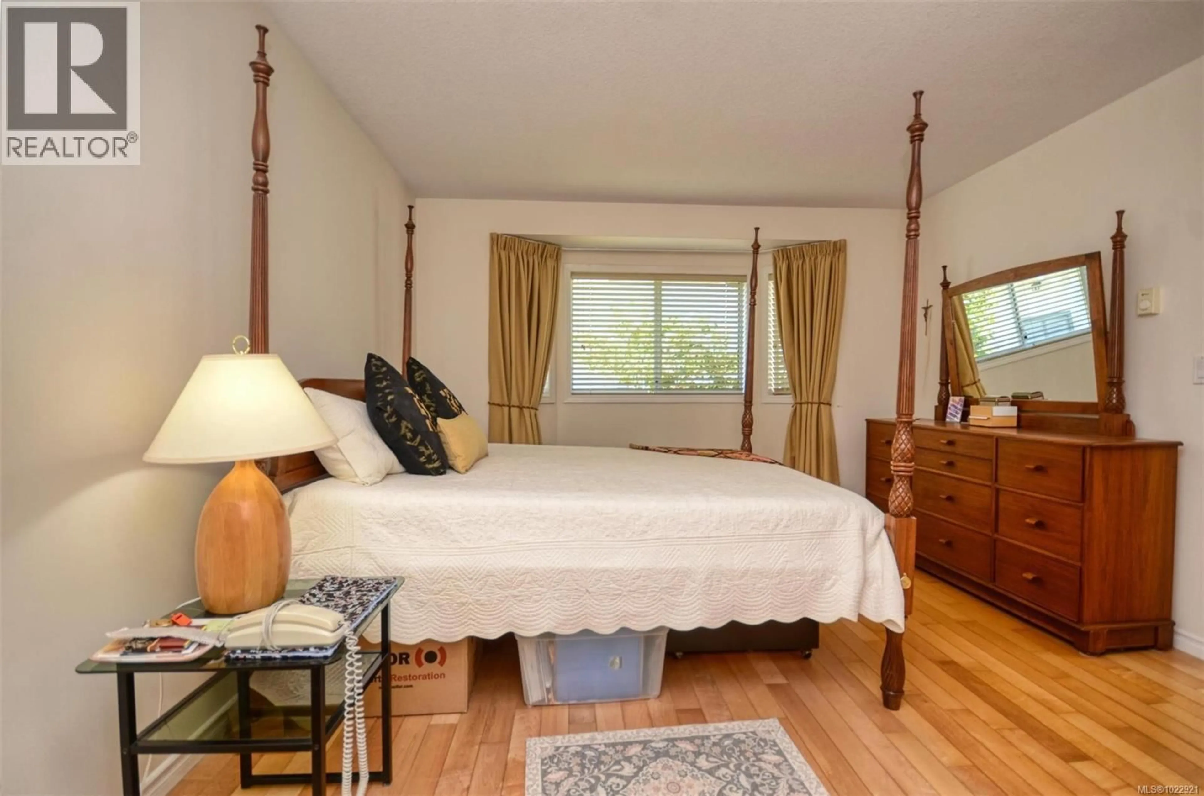 Bedroom with bed, wood/laminate floor for 7 - 5156 CORDOVA BAY ROAD, Saanich British Columbia V8Y2X5