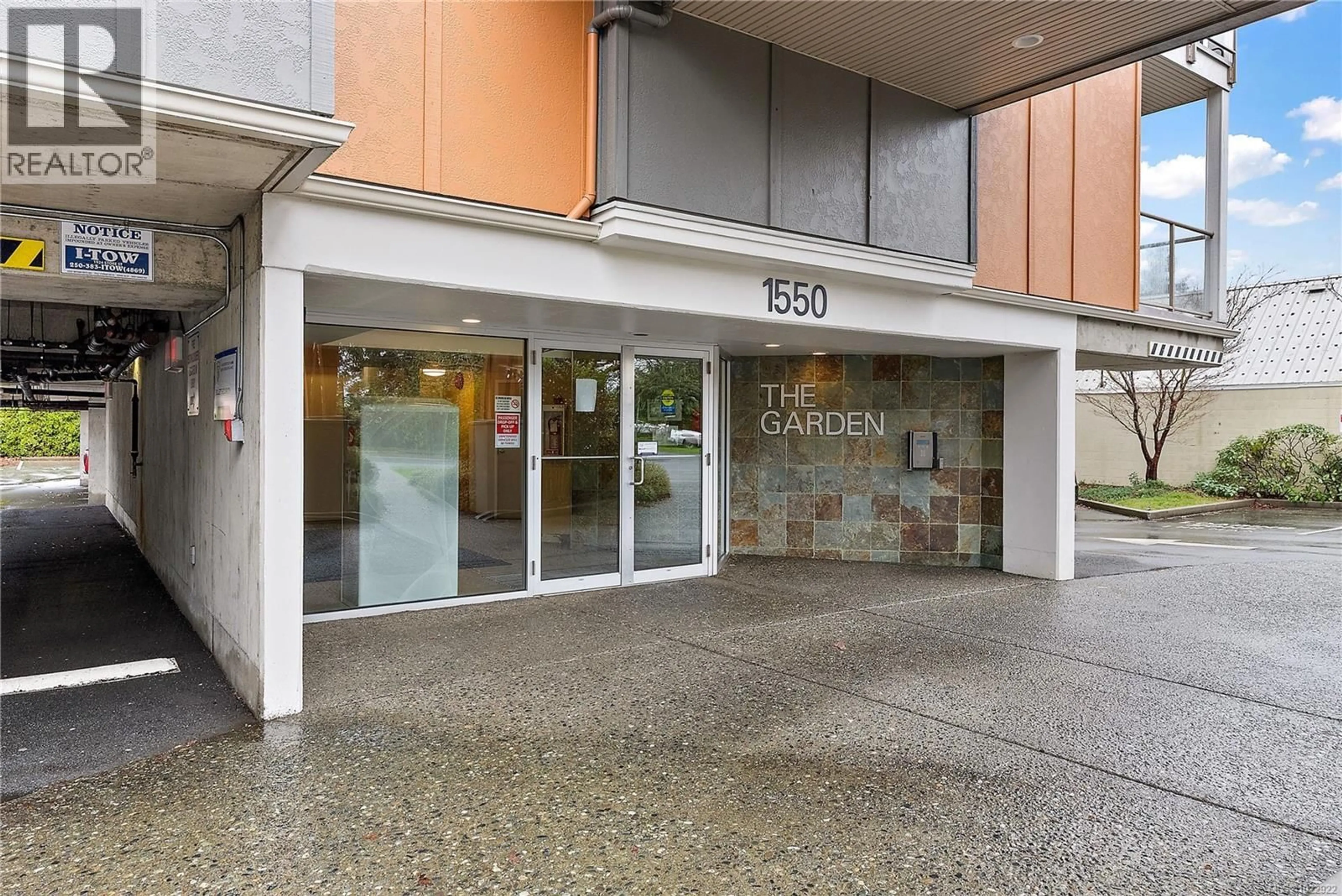 Indoor foyer for 308 - 1550 CHURCH AVENUE, Saanich British Columbia V8P2H1