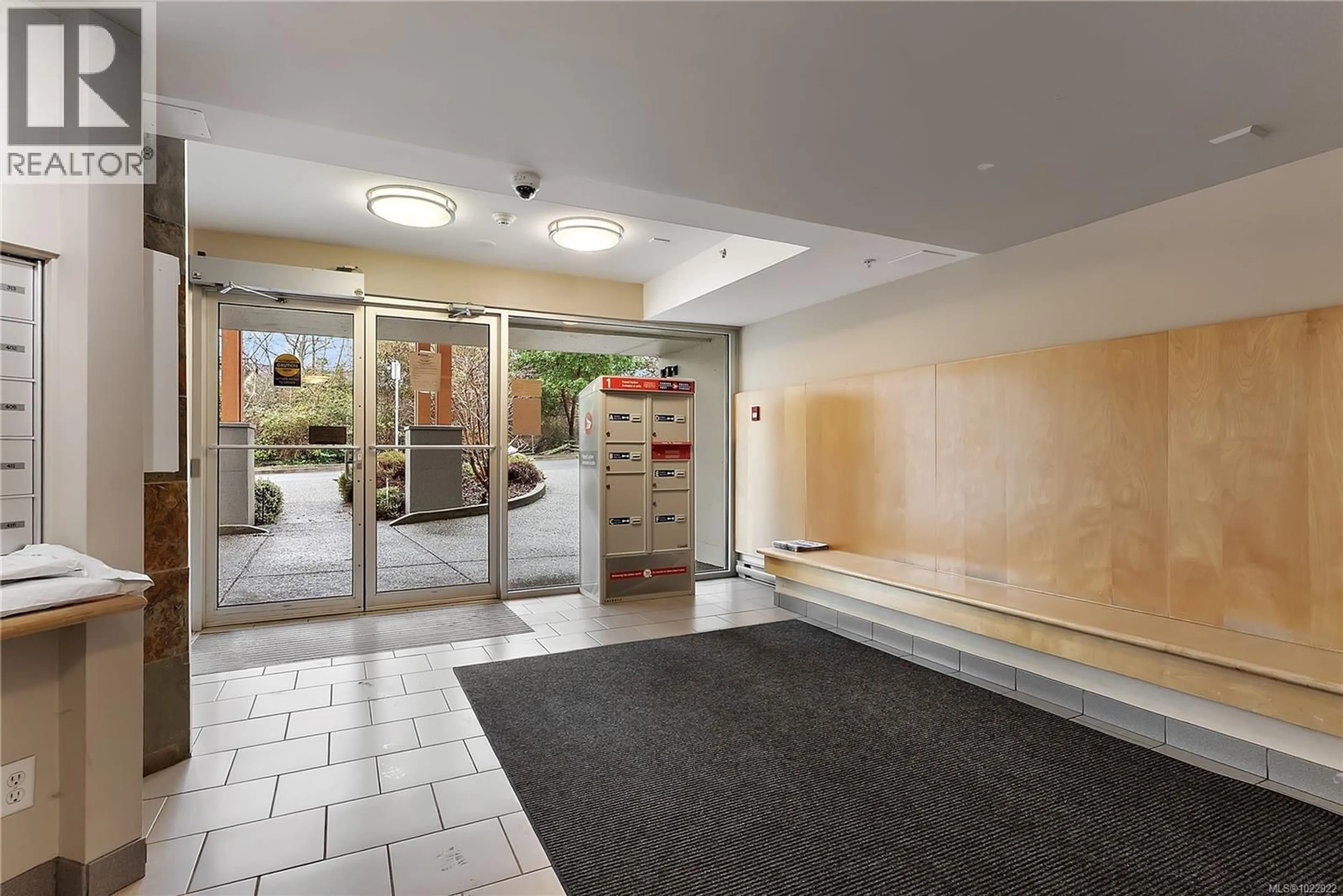 Indoor foyer for 308 - 1550 CHURCH AVENUE, Saanich British Columbia V8P2H1