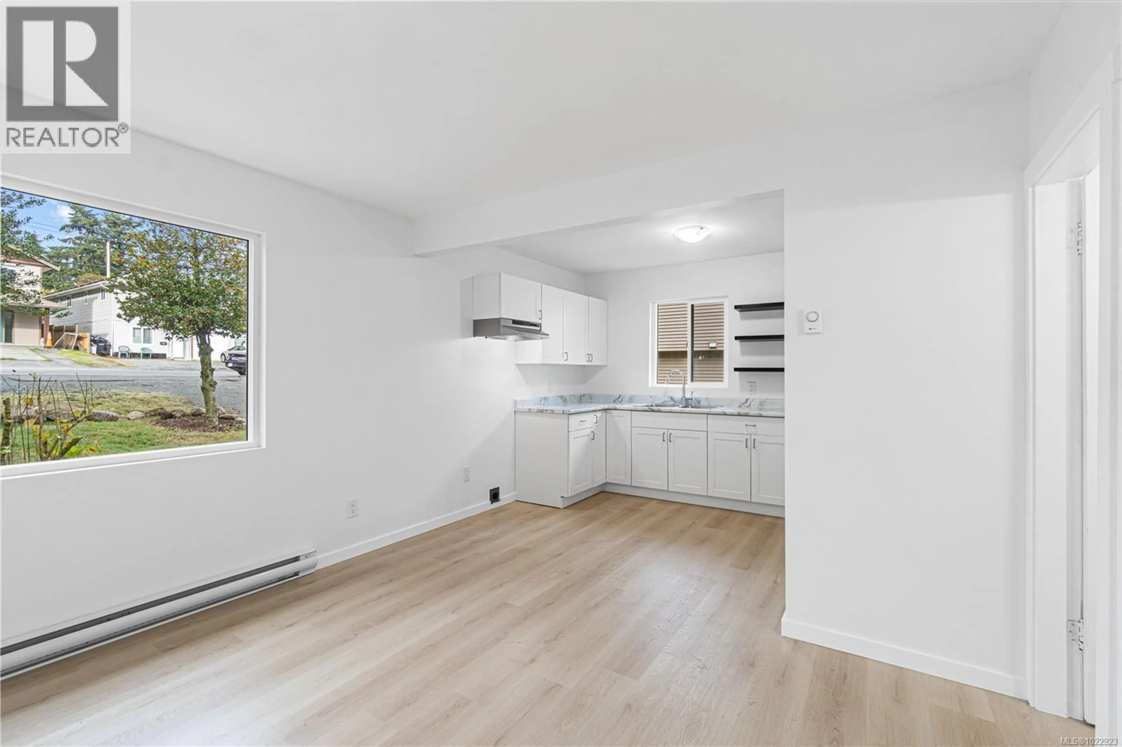 Open concept kitchen, wood/laminate floor for 656 LAMBERT AVENUE, Nanaimo British Columbia V9R3N8