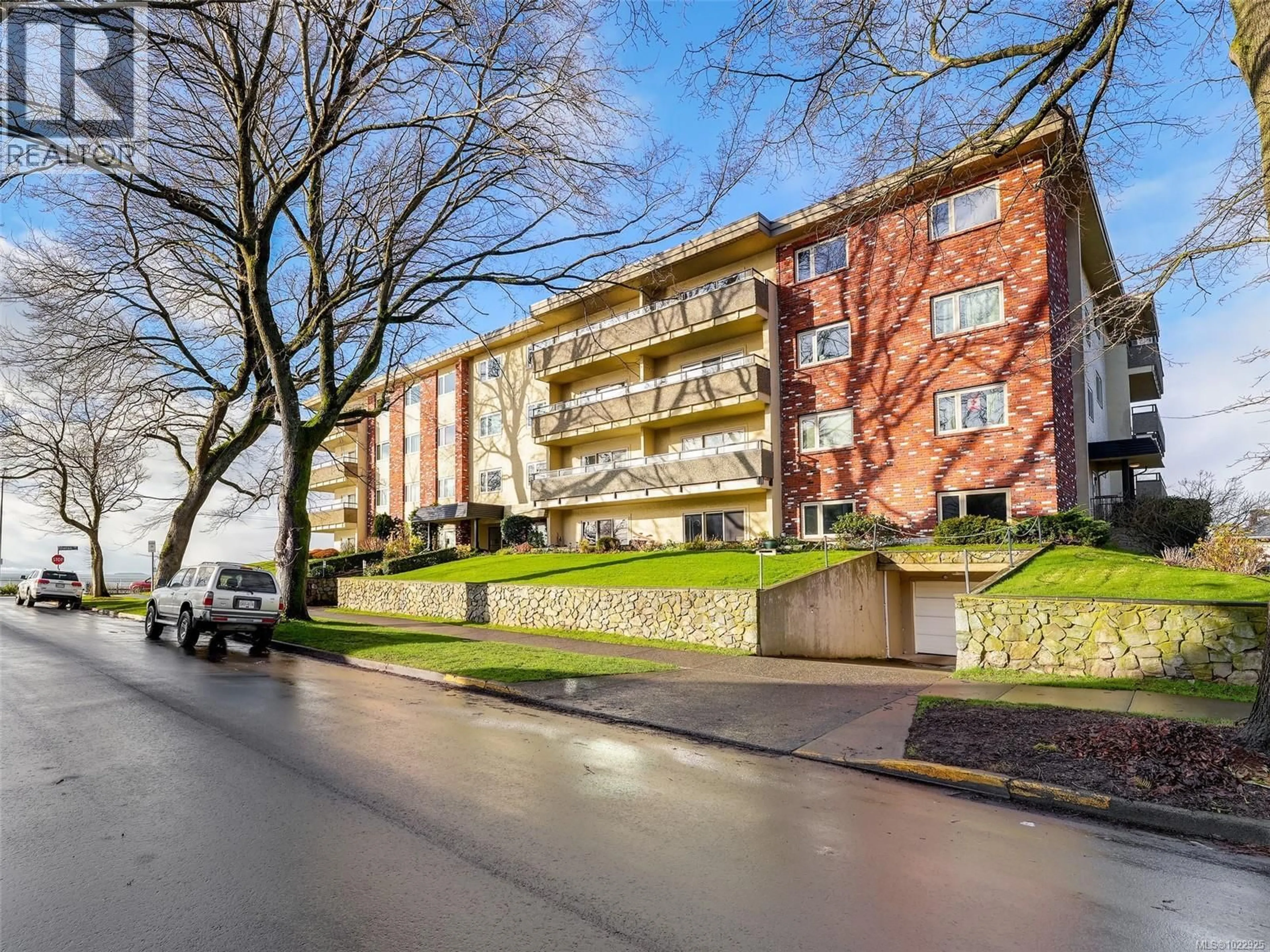 A pic from outside/outdoor area/front of a property/back of a property/a pic from drone, street for 202 - 360 DALLAS ROAD, Victoria British Columbia V8V1A8