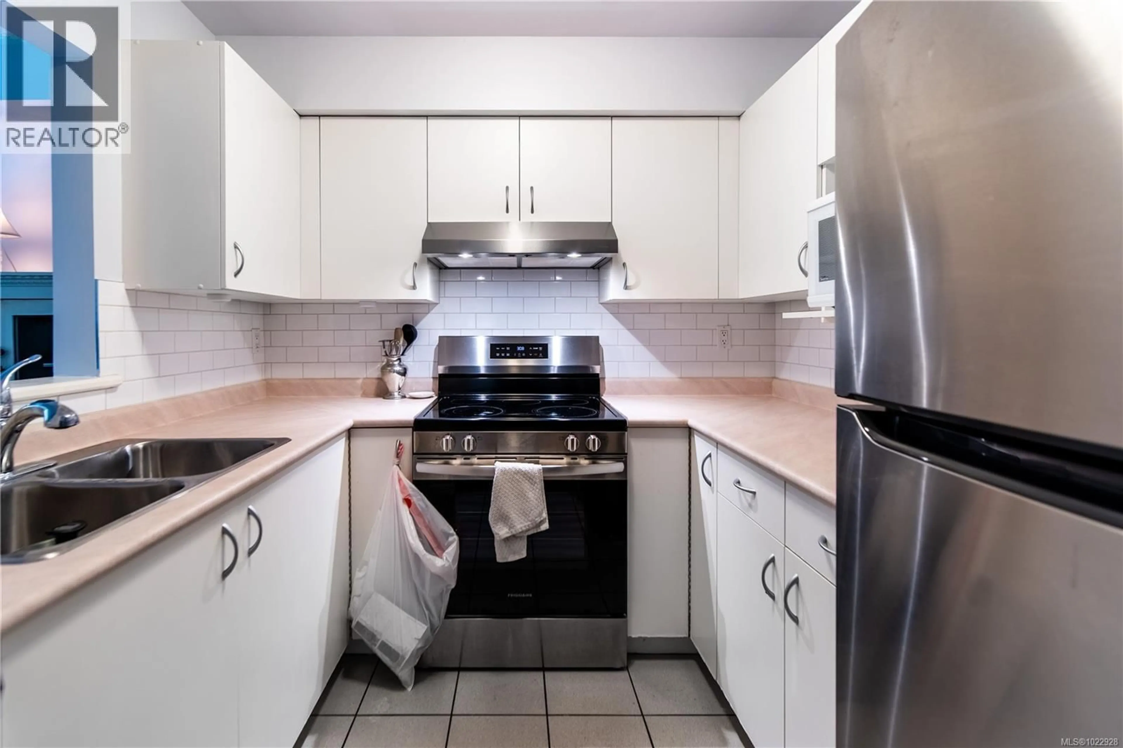 Standard kitchen, ceramic/tile floor for 304 - 832 FISGARD STREET, Victoria British Columbia V8W1S1