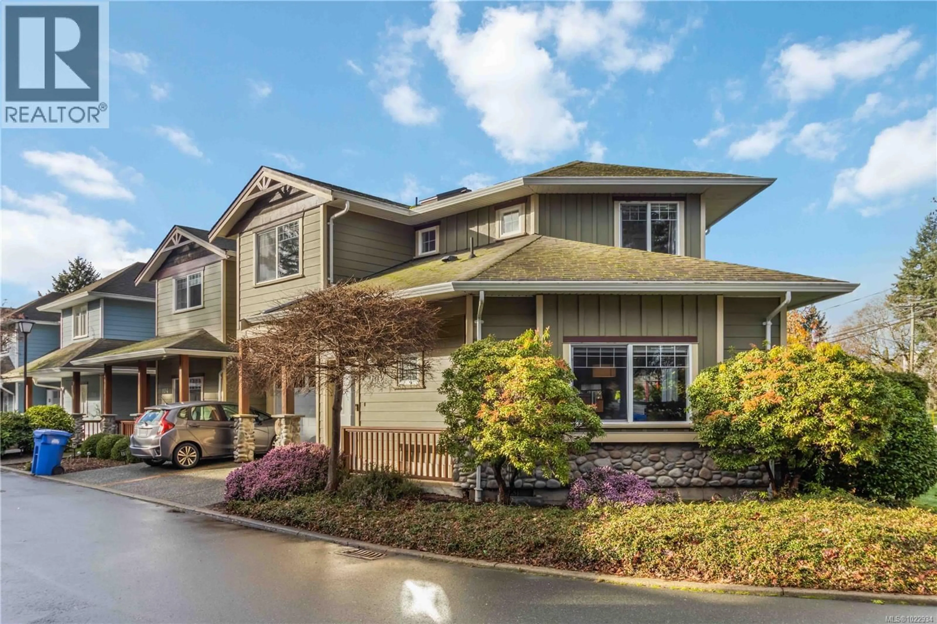 Home with vinyl exterior material, street for 102 - 951 GOLDSTREAM AVENUE, Langford British Columbia V9B6S5