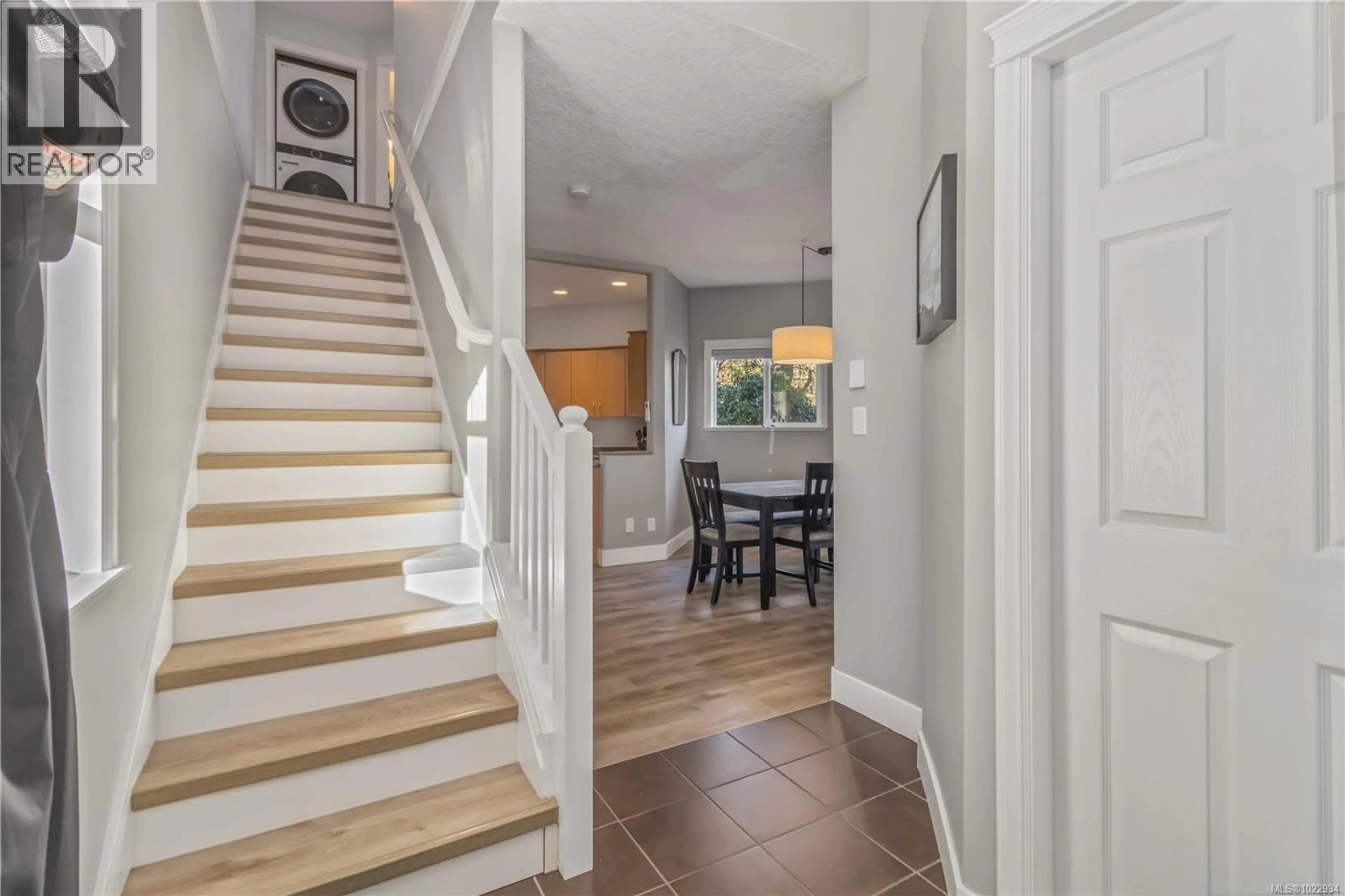 Indoor entryway for 102 - 951 GOLDSTREAM AVENUE, Langford British Columbia V9B6S5